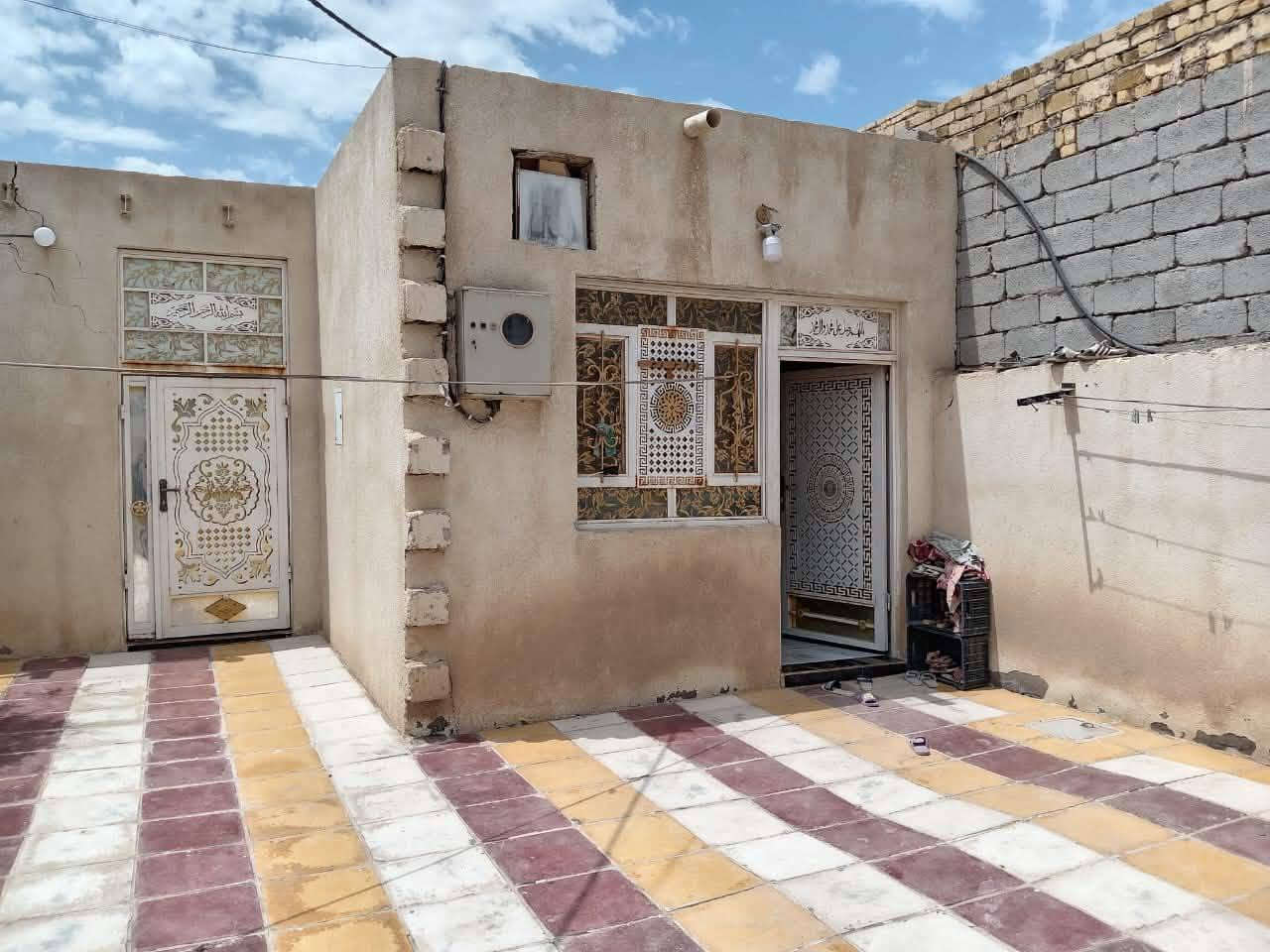 بيت 250م بلوك غرفتين وصاله ومطبخ. عوزه استقبال عكاده. بالصخين شارع علي الاكبر. يبعد عن الشارع الرئيسي 150م والشراي يتصل ***********
