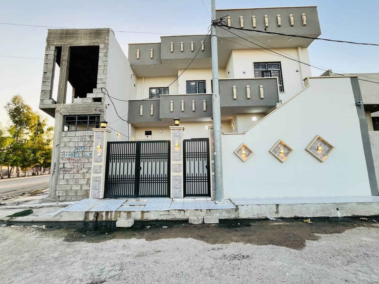 السلام عليكم
دار للبيع بسعر مناسب جدا 
موقع الدار حي سومر ع سايدين منطقه 112 مباشر مقابل الدار حديقه وسايدين 
المساحه 130 متر واقع حال بل سند 100 متر 
واجه 10 متر النزال 13 متر 
الدار طابقين يتكون اربع غرف نوم وهولين استقبال ومطبخ وصحيات 
والدار بي درايج خارجيه 
بناء الدار 2025 حديث 
ملك صرف سند طابو الزهور
مواصفات الدار جبسن بورد وسيراميك وسقوف ثانويه وابواب تركي 
السعر 105 وبي مجال بسيط 

 للاستفسار او مراجعه مكتب المهند لتجاره العقارات 
عنوان المكتب في حي سومر قرب التقاطع الثاني 
او الاتصال ع الارقام التاليه 
***********مهند 
***********مهند
