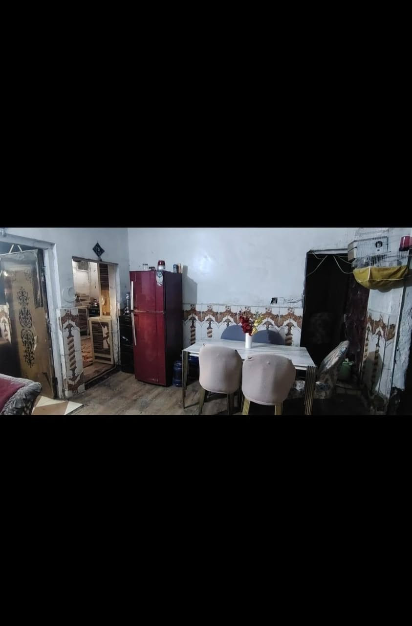 السلام عليكم بيت للبيع ب شأرع المعهد قرب المنصه مساحه البيت ٢٠٠ متر يتكون  غرفتين جوه مع ترك صاله حمام داخلي استقبال ومطبخ حمام خارجي مع أسواق مع البيت كراج كبير مع أثاث البيت  ***********
