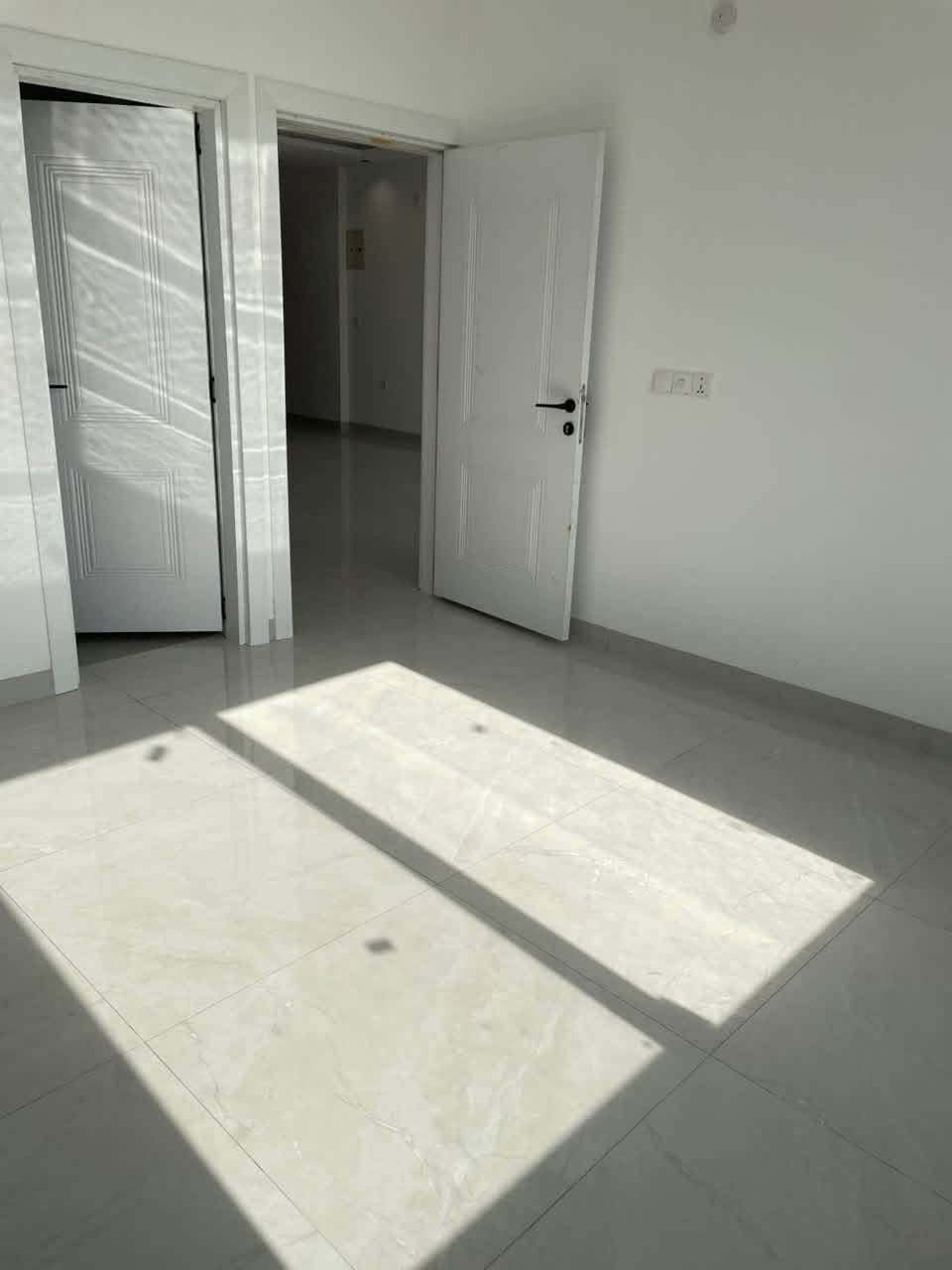 🔱 شـقـه( زيرو ) للايجار في  عرصات الهندية 🔱
🔺 المساحة: 120 متر   

🔷 طابق سابع  

✨ تحتوي الشقه على :

♦️نظام دخول للشقه ذكي + مجهزه سبالت + كاونتر

♦️غرف نوم عدد 2 واحده من الغرف ماستر

♦️صاله مفتوحة على المطبخ￼

بارك للسيارات + مصاعد عدد 3 + سكيورتي 
ـــــــــــــــــــــــــــــــــــــــــــــــــــــــــــــــ

الـمـهـنـدس عــمـر الــزيــدي 

 ***********    -   ***********

نـسـتـقـبـل كـافـه العروض التجاريه والسكنية في الكراده

عنوان الشركة دار السلطان للعقار في العرصات الهنديه مجاور فندق بلوم
#شقق #ايجار #عائلي #كراده #عرصات #مودرن #زيرو #حديث #بنايات
