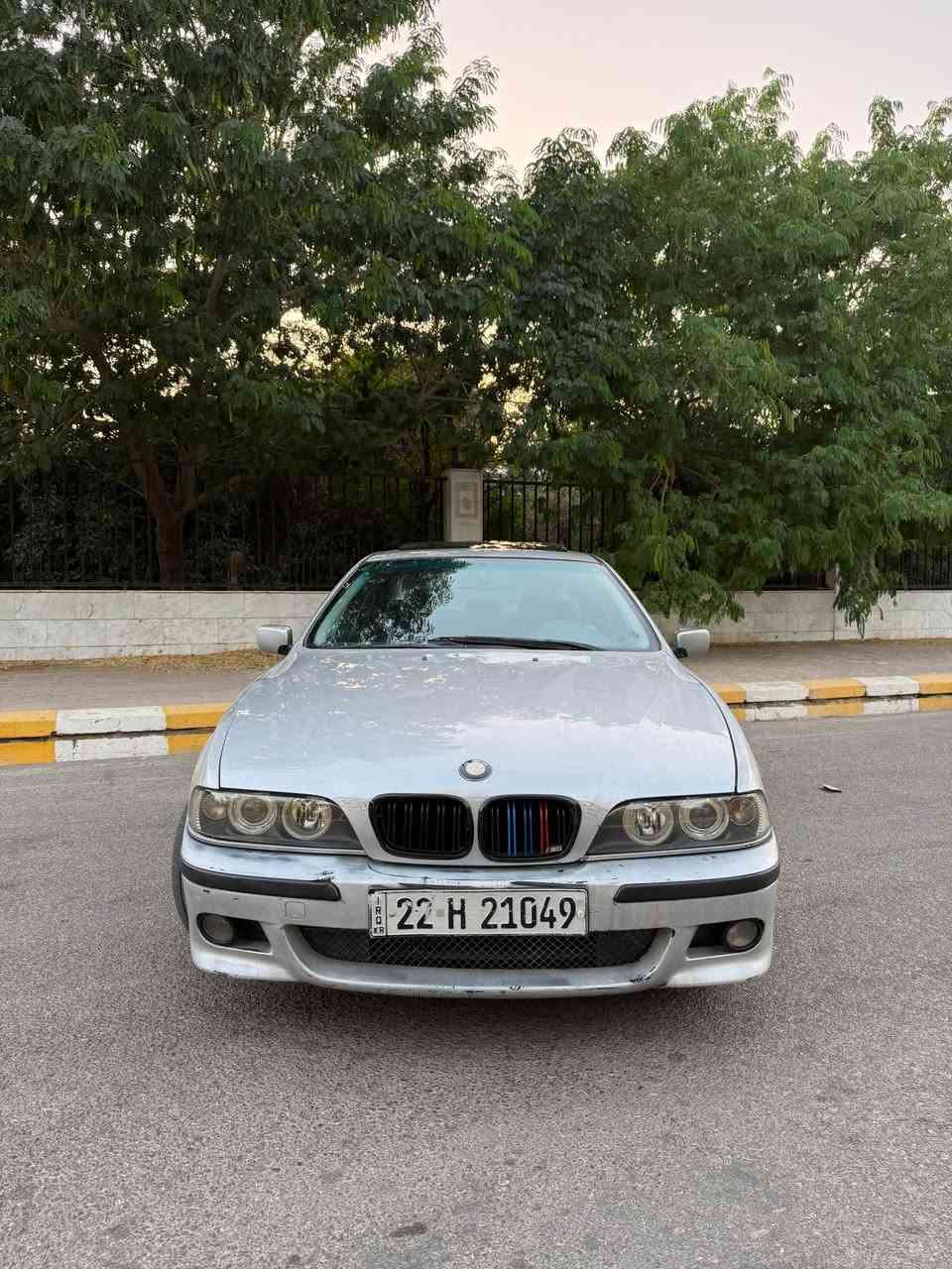 سلام عليكم bm 528 
موديل 1996 اصل 528
بدون صبغ بيها تبديل جاملغ واحد فقط وتعديل شبر بالبدنة جوا جامرلغ السكن
كير محرك تبريد كله بشرط 
داخلها لوك غرفة جديدة اوربية قبل سنة شادها من كشنات ودشبول وبردات مال ابواب كله جديد 
كشنات جلد اسود كهربائي ١٨ حركة 
بردة خلفية بلادية كهربائية شغالة 
سقف سلايد لايتات عدسة ام الحلقة 
رقم اربيل بأسمنا تحويل شرط 
بطاقة بنزين موجودة 
سعر السيارة ٨٥ وبيها مجال للطيبين 
رقم الهاتف *********** عنوان كركوك كركوك, العراق
