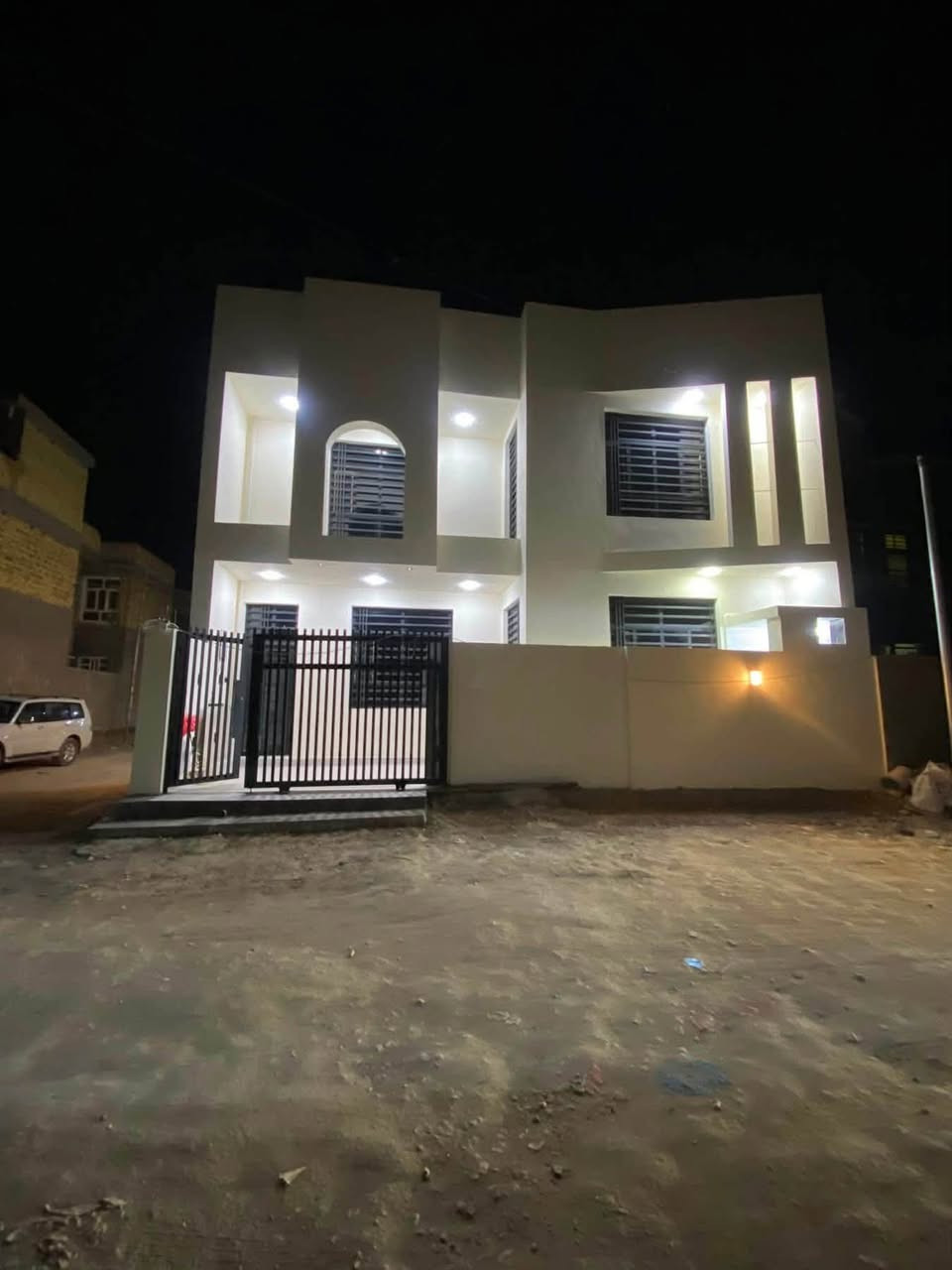 السلام عليكم بيت للبيع الموقع شارع ٨٠ مال كربلاء شارع لحوم الحرمين قريب جدآ ع الشارع العام الرابط بين شارع ٨٠ وشارع ١٠٠ كل الخدمات متوفره مقابيل مجمع المدارس مساحه ١٥٠ متر ركن طابقين يحتوي على ثلاث غرف نوم بناء حديث درجه اوله كامل من كل تفاصيله  ***********
