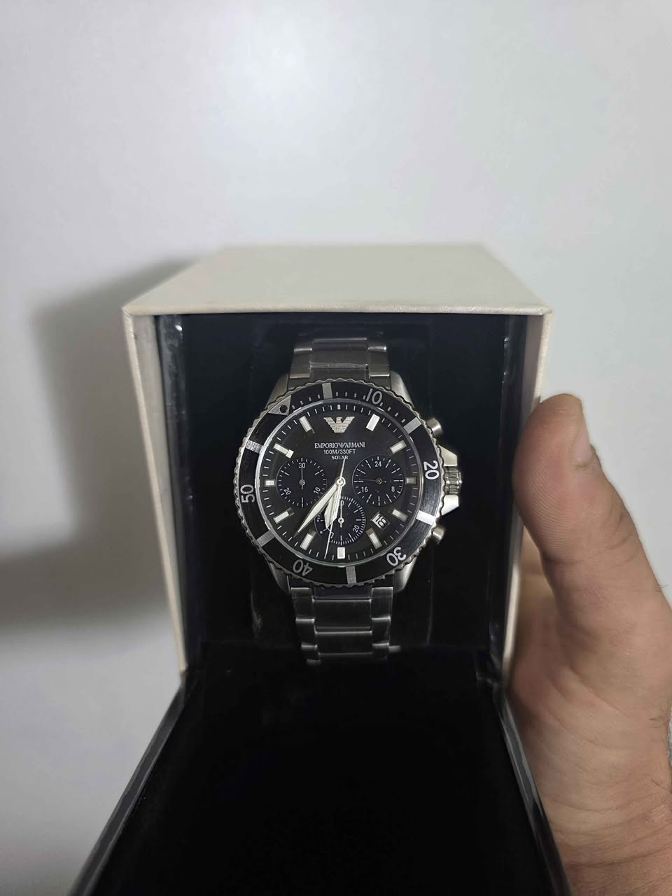 Emporio Armani World Explorer Solar Chronograph (موديل AR11739)، وتتميز بالموصفات التالية:آلية الحركة: تعمل بالطاقة الشمسية (Solar Powered).الهيكل والسوار: مصنوعان من الفولاذ المقاوم للصدأ (Stainless Steel) بلون فضي.المينا: لون أسود مجهز بعدادات الكرونوغراف ونافذة لعرض التاريخ.مقاومة الماء: تصل إلى عمق 100 متر (330 قدم
اصلي شرط الفحص يم المندوب بغداد, العراق
