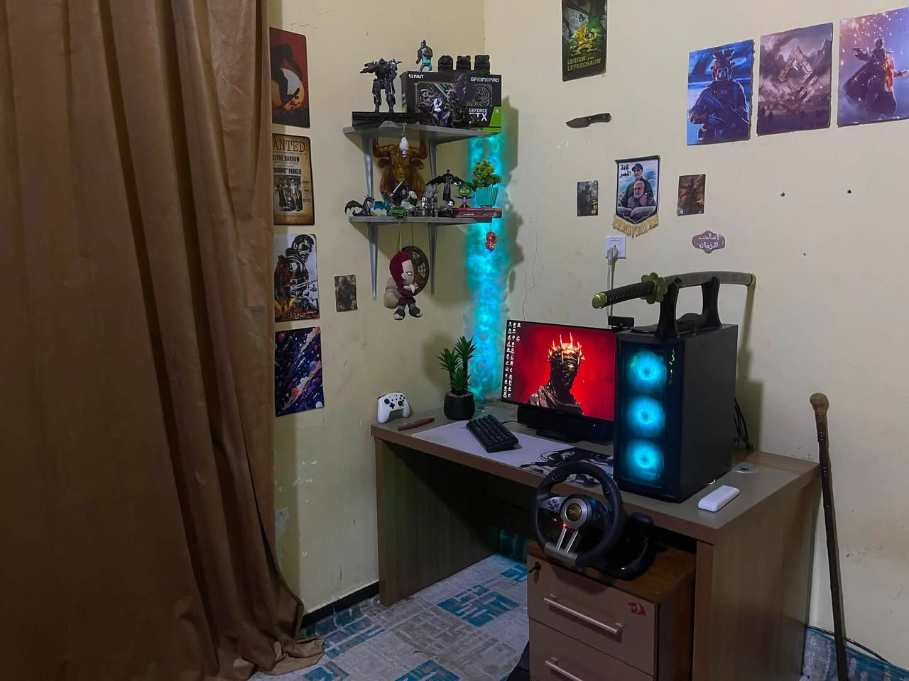 إعلان PC Gaming كامل مع الملحقات
أولاً: الكيس

* كرت الشاشة: RTX 3060 12GB، براند NNO3D
* أقصى حرارة للكرت: 71 درجة
* المعالج: Intel Core i5 الجيل 14
* أقصى حرارة للمعالج: بالستينات

* الرامات: 16GB DDR4 3600MHz، T-Force RGB

* المذربورد: ASUS Prime H610

* التخزين: M.2 Lexar 512GB بسرعة تصل إلى 3000MB/s

* 3 هاردات 500GB جديدة
 
* الباور سبلاي: 650W، براند iGO

* تبريد المعالج: تبريد هوائي بمروحة واحدة

* الكيس: 4 مراوح RGB متغيرة
* نظافة عالية جداً

* درجات حرارة ممتازة

* التجميعة خالية من المشاكل وجاهزة للاستخدام

سعر الكيس: مليون دينار عراقي، سعر ثابت.

ثانياً: الشاشة والملحقات

* شاشة Gigabyte
* 200Hz
* 0.5ms
* دقة 1920×1080 Full HD
* تصميم بدون فريم تقريباً
* تحتوي على سماعات Stereo مدمجة
* ماوس وكيبورد بيهم واير، هدية
* Mouse Pad بتصميم ليزري
* دركسون V9 للألعاب، دوران 90 درجة، مع دواستين، شغال وبدون أي مشاكل

سعر كامل الملحقات: مليون و300 ألف دينار عراقي، وبمجال بسيط جداً.
و إذا بس كيس مليون قفل 
للاستفسار والتفاصيل ***********
