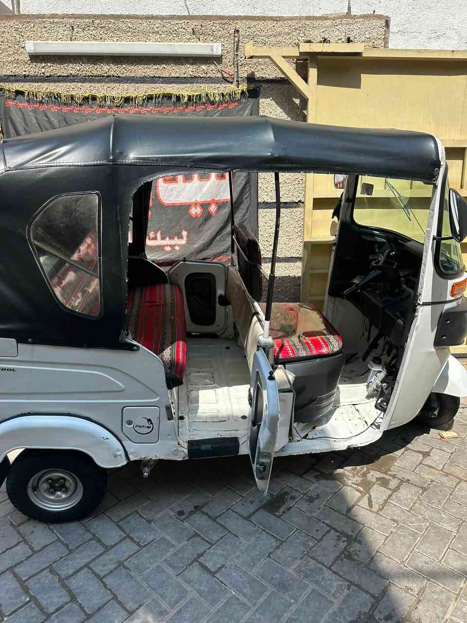 السلام عليكم
موديل 2021 شهر 11 
بسمي تحويل مباشر هزه جديده 
التكتك جاهزه عليها ادامه كامله 
بيها ضربه ع كد شبر بلغد وراجعه بلادي 
ولدوس خياسات مااا معمرات 
المحرك بوشه وبستم 
ولباقي كله مكفول 
مكاني بغداد مدينه الصدر 
7700 وبيها مجال 
رقمي ***********
