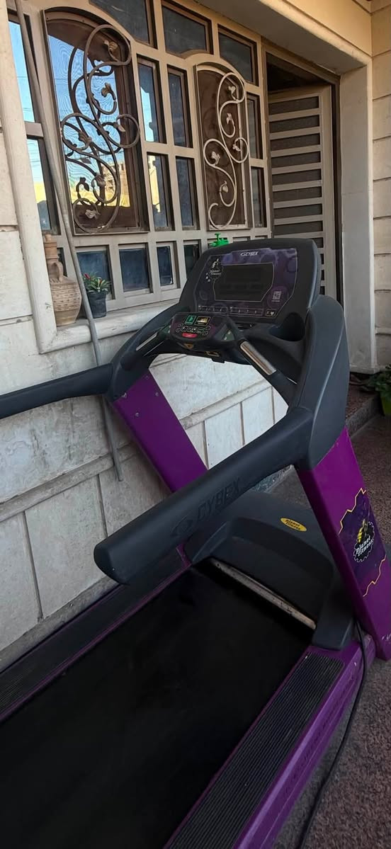 🔥 للبيع: جهاز كارديو مستعمل من شركة Cybex العالمية! 🔥
النوع: جهاز ركض (تردميل) تجاري للتحمل العالي.
 الشركة: Cybex (إصدار Planet Fitness).
 خاصية الانحدار (المطّاع): يرتفع آلياً لمحاكاة تسلق الجبال وتكثيف حرق الدهون.
 امتصاص الصدمات: مجهز بنظام (Intelligent Suspension) لحماية الركبة والمفاصل.
 البرامج والتحكم: 9 برامج تمرين، تشغيل سريع، حساسات نبضات قلب، وسماعات مدمجة.

ملاحضة القايش مقطوع لازم تشتري قايش جري 
السعر 700 الف وبي مجال الجهاز سعره بالسوق مليونين 

مكاني بغداد الكاظمية ***********

