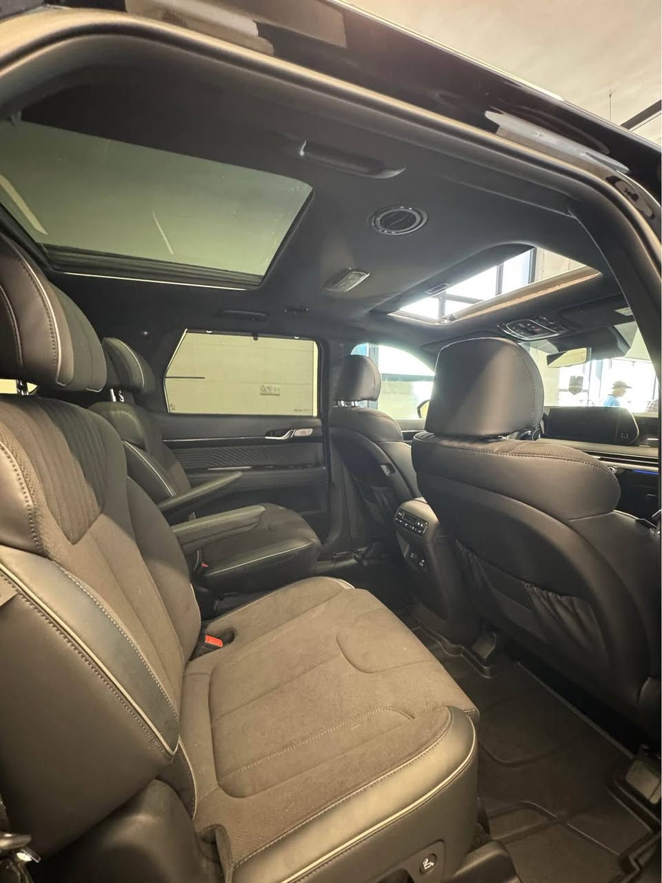 السعر.  274$ 
للتواصل.  كورك/ واتساب / فايبر.   
                                             *********** 📞☎️
معلومات السيارة 👇🏻
حادث. فقط بوند صبغ بدون دواخل و بدون ارباگات 

Hyundai Palisade موديل 2024 فئة Calligraphy Night Edition تعتبر أعلى وأفخم فئة، ونايت إديشن يعني شكل أسود رياضي/فخم (Blackout). هاي مواصفاتها

    محرك V6 سعة 3.8 لتر
* قوة 291 حصان
* عزم 262 lb-ft (حوالي 355 نيوتن)
* جير أوتوماتيك 8 سرعات
* دفع رباعي HTRAC AWD ستاندرد بالنايت إديشن (مو دفع أمامي)
* وضعيات قيادة: Comfort / Sport / Smart / Eco
* وضعيات للثلج والسحب: Snow Mode + Tow Mode
* سحب مقطورة لحد 5000 lbs (حوالي 2268 كغم)
  الداخلية (داخل السيارة)

* 7 ركاب (كرسيين كابتن بالنص)
* شاشة عدادات رقمية 12.3 إنج
* شاشة معلومات وسطية 12.3 إنج
* نظام صوت Harman Kardon قوي بـ 12 سماعة
* سقف بانوراما مزدوج
* تبريد + تدفئة للمقاعد الأمامية والخلفية
* مقود مدفأ
* شحن لاسلكي للموبايل
* تشغيل بصمة/زر
* إضاءة داخلية Ambient
* مراية وسطية رقمية (كاميرا)
* كاميرات 360°
* Parking Assist وصف ذاتي أحياناً حسب السوق
* ذاكرة للمقاعد
* ستائر خلفية كهربائية ببعض النسخ  

الأمان والسلامة

* رادار أمامي
* مثبت سرعة ذكي (Adaptive Cruise)
* Lane Assist (يبقيك داخل المسار)
* Blind Spot Monitor (تحذير النقطة العمياء)
* فرملة طوارئ تلقائية
* كاميرات 360
* حساسات أمامية وخلفية
* تنبيه حركة خلفية
* مراقبة انتباه السائق
* Airbags كاملة للصفوف الثلاثة اكر, نينوى
