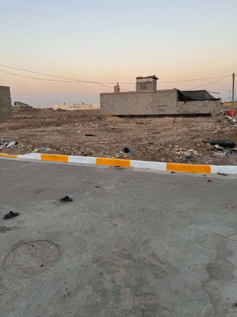 قطع للبيع 600 م  ابيع 200م عادي مستعجل ..ركن تبليط ماء مجاري منطقه اعباده جاهزه من كل الخدمات ***********
