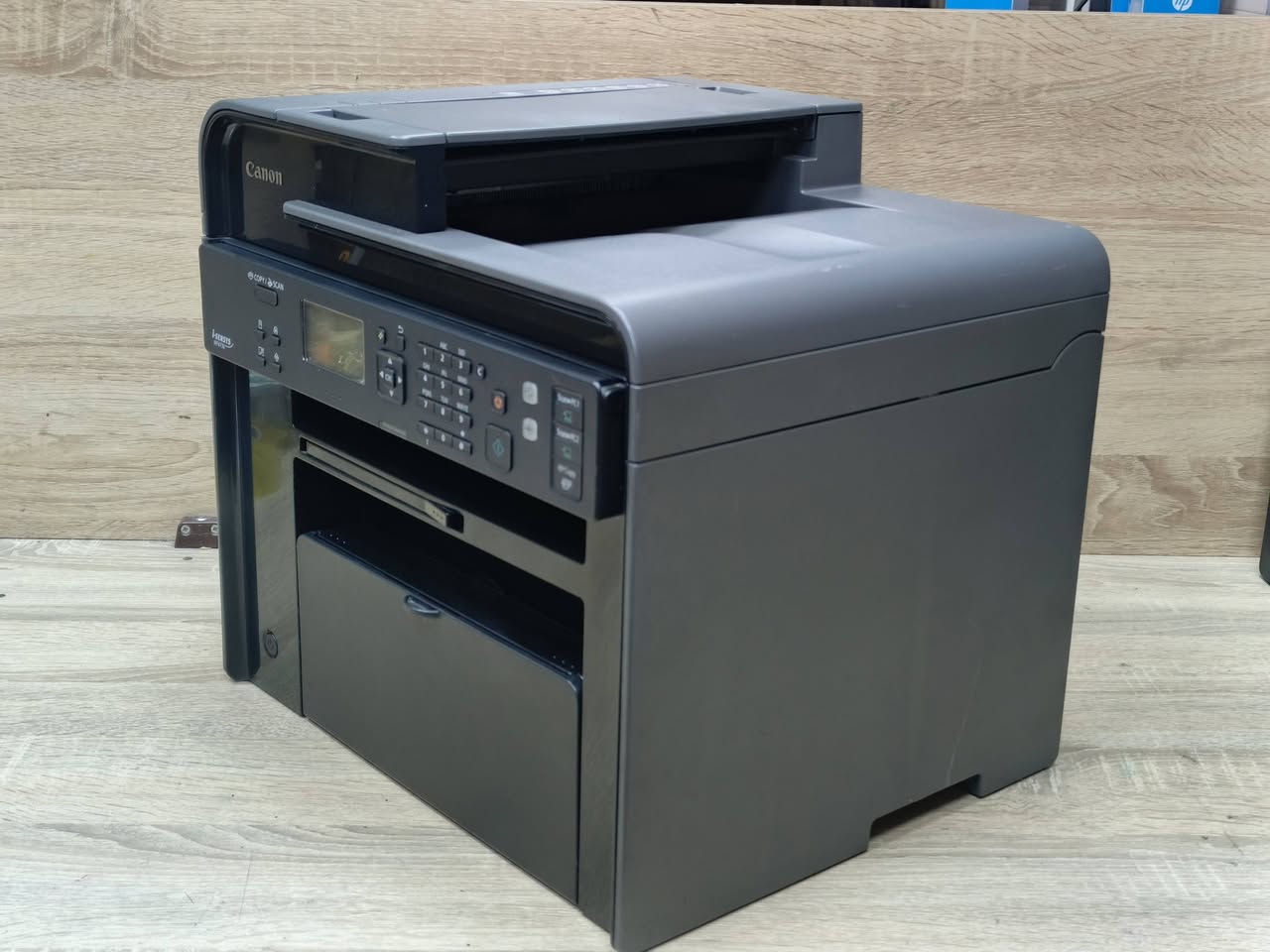 ‏طابعة كانون موديل MF4730  اسود وابيض مستعمل بحالة ممتازة سعر الحبر 10 الف تطبع1600 نسخه نوع الحبر باودر سرعة طابعة 18 ورقة بالدقيقة وجه واحد استنساخ طباعة سكنر  تحتوي على فيدر لطباعة ملازم ومجموعة اوراق بامر واحد كما يمكن استخدامه في الارشفة الإلكترونية🚦سعر الطابعة 175 الف 🚦مع كاترج جديد بداخلها وكيبل كهرباء وكيبل كومبيوتر وقرص تعريف نسبة نظافة الجهاز 95% بضمان تشغيل وفحص
‏للطلب *********** - ***********
‏يوجد توصيل لكل المحافظات. 
‏#الصفوة
‏#طابعتي
