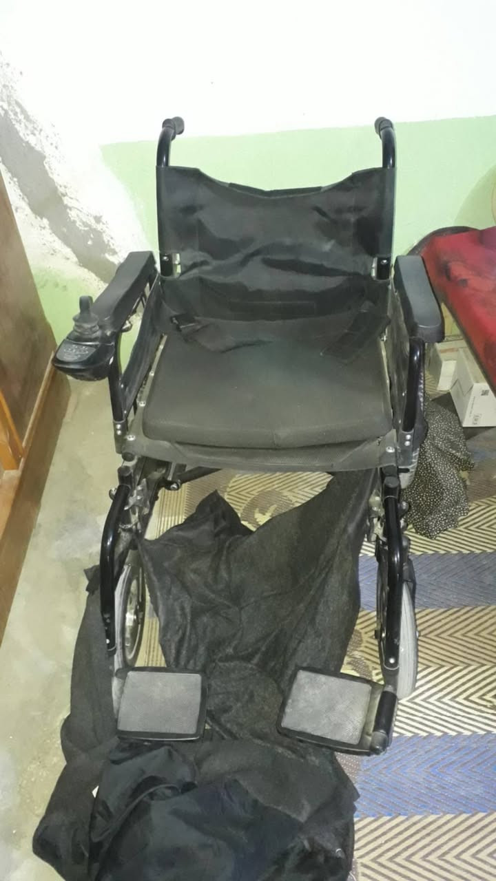 عربانة عالشحن للبيع ما مستخدمة فقط مرتين تقريبا نص ساعة فقط حيل جديدة رايديها ب٦٥٠ الف وبيها مجال للسراي مكاني نجف كوفة ***********.
