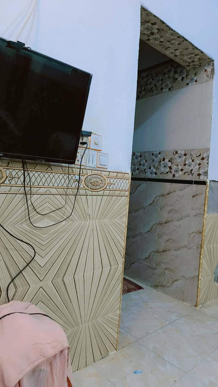 دار للببع خلف الملعب مساحه 140متر مسلح طابوك. غرفتين هول مطبخ براني ***********

