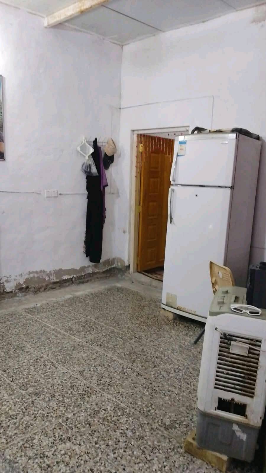 سلام عليكم بيت للبيع مكان.. حي دجله بشارع ماعرض مجوهرات مال حي النصر... البيت سندويش...  البيت كامل بس عوزه ترميم خارج وبسيط.... البيت يعتوي على ماي خطين  وكهرباء خط وبي خط مال انترنيت... مستعجل على بيعته سعر البيت 29 وبي مجال بسيط...   رقم الهاتف *********** بي وتساب بس وبل  فيس متواجد هم.