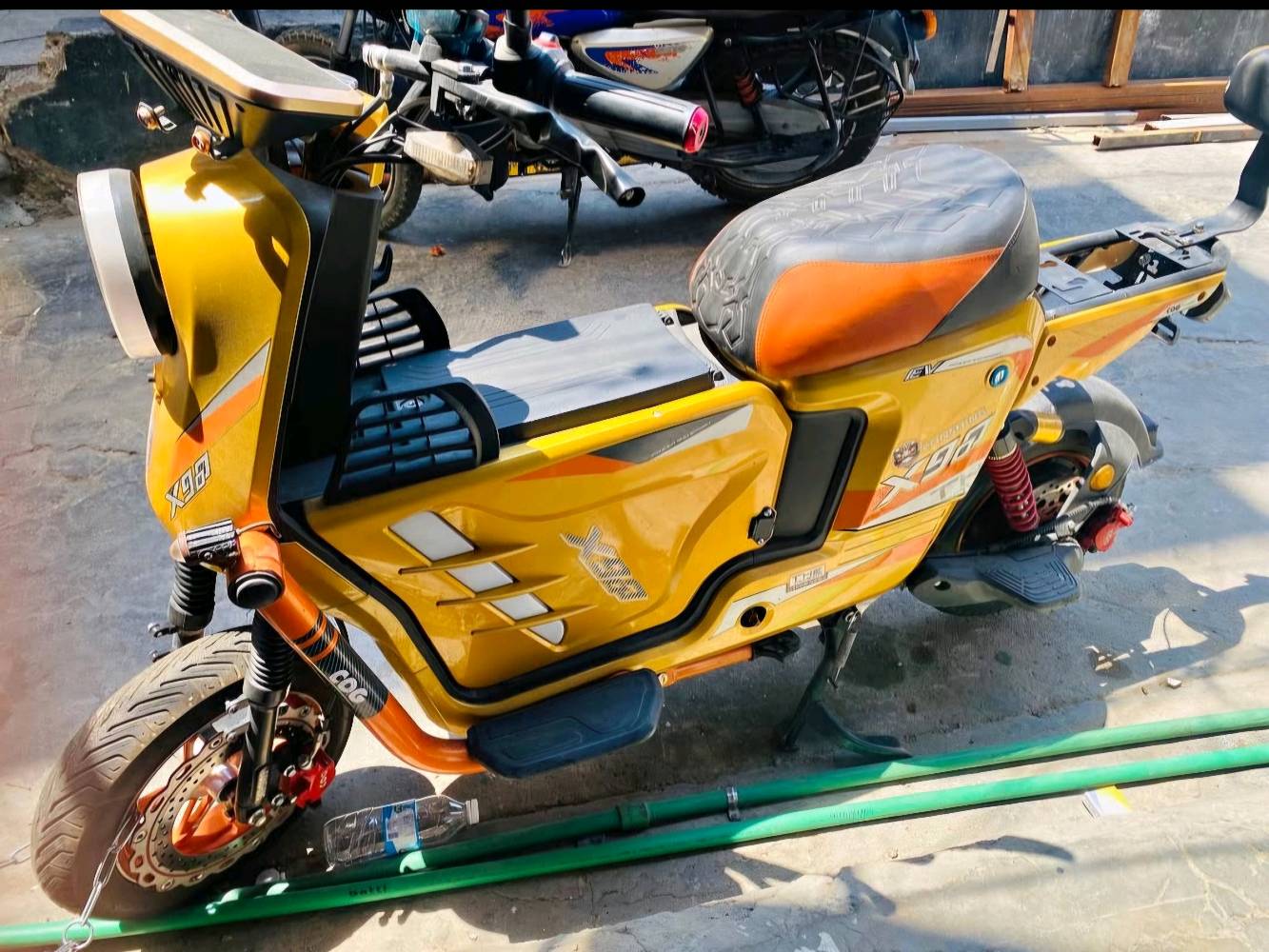 السلام عليكم 
x900 موديل 2026 
سعر 475وبيها مجال
دراجة نضيفة 
بطاريات 33 أمبير
ملف 2000واط  اعلى فئة بالبطاريات والملف 
بصمة تشغيل + تشغيل عن بعد 
شاشة ديجتال عينات 2 
بك رجوع للخلف 
درع جانبي 
بلوجكترات عدد 2بالدرع 
لايت عالي ناصي 
دبل اشارة 
جنطة وسطية مع الوان متغيرة واشارة 
مثبت سرعة 
4سرع 
الدراجة ماشية 5الف
يجي وياها بصمتين وسويجين و سويجين مال جنطة وسطية
سعرها 475وبيها مجال 
علماً سعر الجديد 700الف 
مكاني بغداد حي العامل