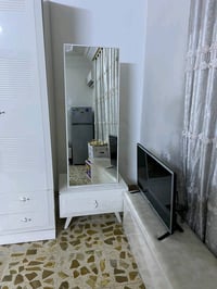 غرفة نوم تركي نضيفة 8 قطع ممكن تكلي شكد عمر غرفة النوم بالضبط؟ يعني من...