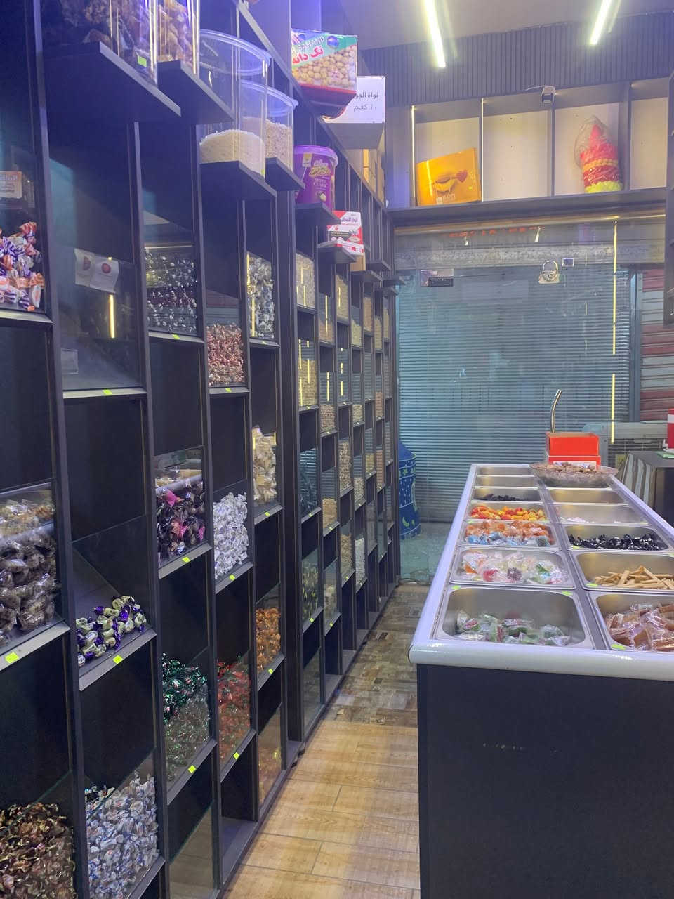 سلام عليكم متوفر محل كامل رفوف وسبلت وكامرات للبيع مكاني بغداد ***********
