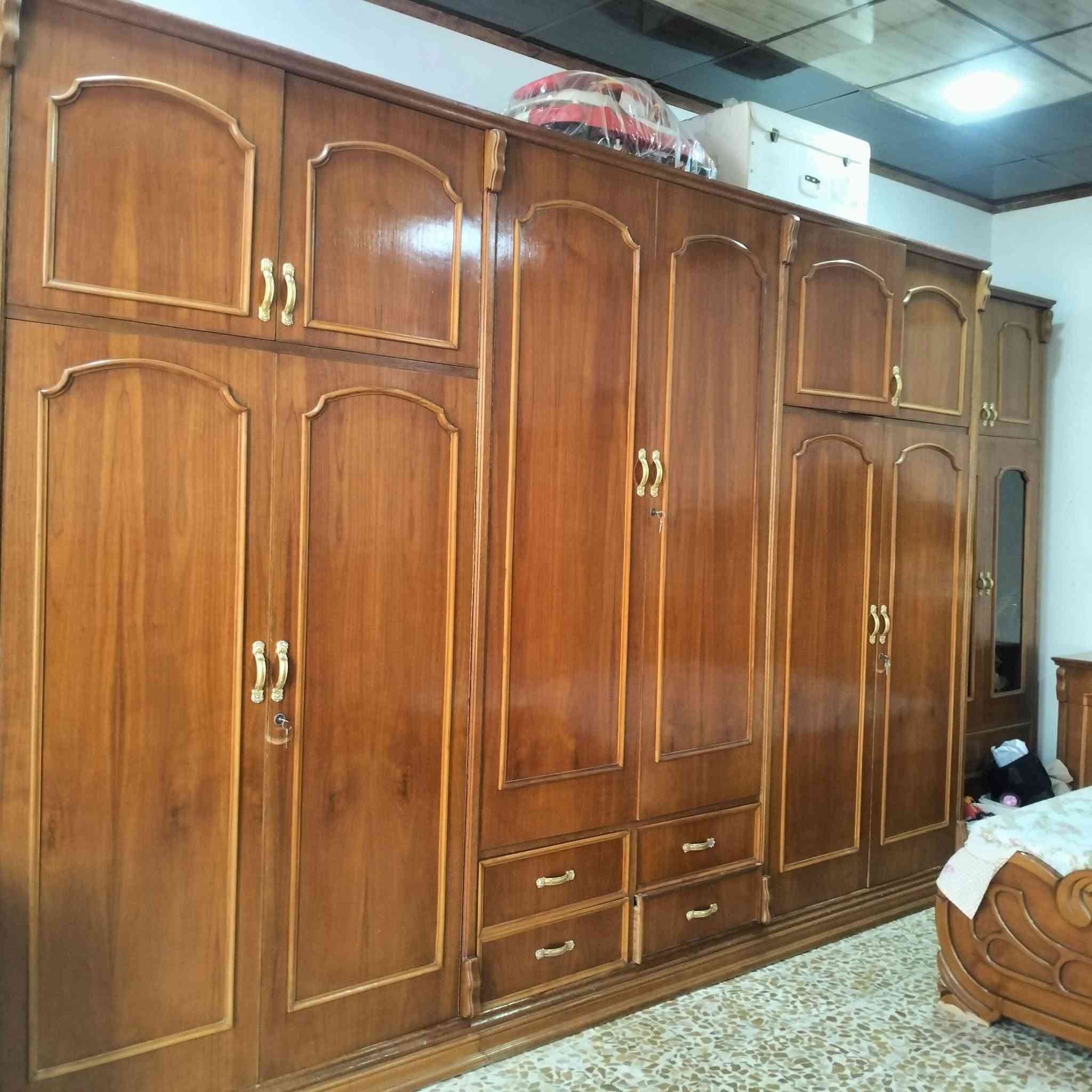 غرفة نوم خشب  نظيفة للبيع خمس قطع 
مع قنصور ملحق 6أبواب
للاستفسار على الواتساب ***********...
