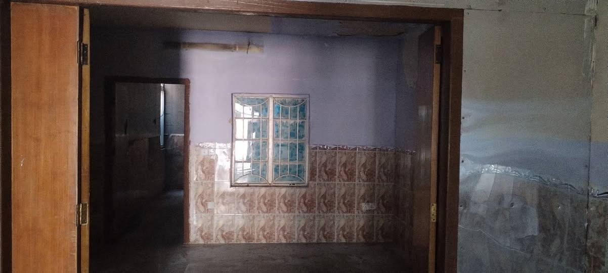 نص قطعه للبيع مقطوعه من بيت الموقع مدينه الصدر قطاع ٢٠ (شارع٦٠ مقابيل الاستدارة) الشارع تحت العمار جاي يشتغلون بي   النص صايره بيت فوك وبيت جوه يرهم للاستثمار او تفليش  السعر ١٢٥  وهذا ارخص سعر راح تشوفه علئ شارع ٦٠ رقم الهاتف ***********
