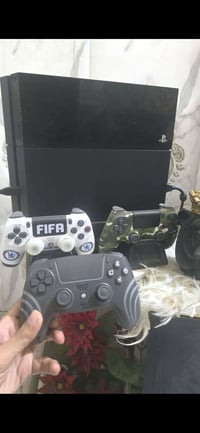 ابلي 4 نضيف جدا مهكر يشغل اقراص ذاكرة 2 تيرا للبيع 300 وبي مجال قليل و...
