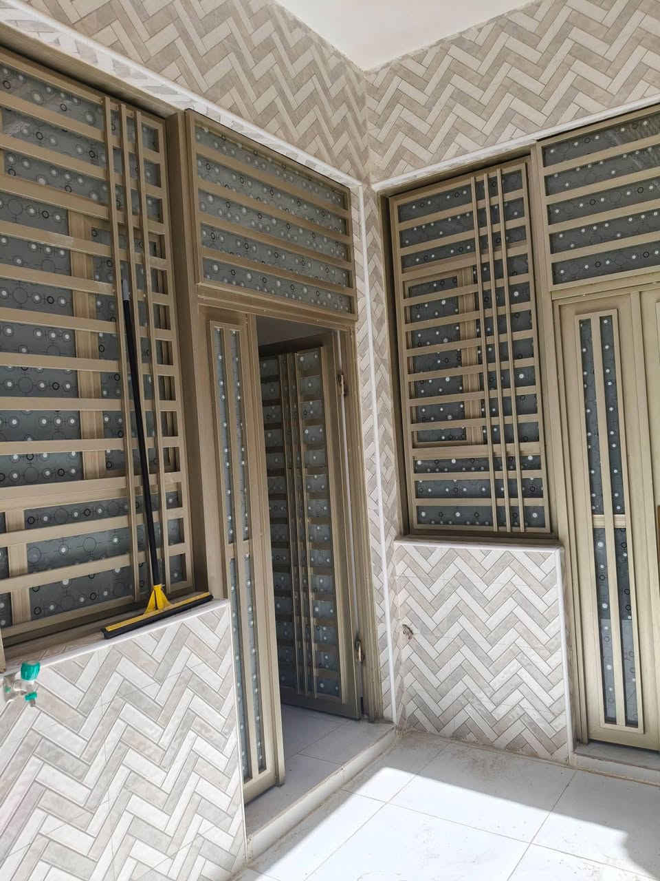 يوجد لدينا دار سكن للبيع ١٠٠م خلفي بناء حديث مسلح حي الكرامه نهاية شارع العياده الي خلف السريع السعر ٧٥مع المجال للاستفسار ***********
