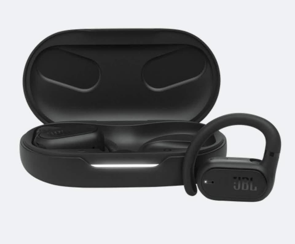 📦 للبيع: سماعات الـ Open-Ear اللاسلكية JBL Soundgear Sense (جديدة بالعلبة) 

🎧عش تجربة صوتية استثنائية مع الحفاظ على تواصلك بالعالم المحيط بك! 

نقدم لكم سماعة JBL Soundgear Sense الأصلية، الحائزة على جائزة التصميم Reddot لعام 2023.

✨ أبرز المواصفات والميزات:تصميم الأذن المفتوحة (Open Ear): 

راحة تامة طوال اليوم وثبات ممتاز أثناء الحركة والرياضة دون الضغط على الأذن.

صوت نقي وقوي: مدعومة بتقنية JBL OpenSound لتقديم تجربة استماع غنية وباس متوازن.

مكالمات واضحة جداً: تحتوي على 4 ميكروفونات مدمجة لعزل الضوضاء وضمان نقاء الصوت أثناء الاتصال.

بطارية تدوم طويلًا: استماع متواصل حتى 24 ساعة (6 ساعات في السماعة + 18 ساعة إضافية من علبة الشحن).

مقاومة للماء والغبار: معيار IP54 يجعلها مثالية للتمارين الرياضية والاستخدام اليومي تحت مختلف الظروف.

📐 حالة المنتج: جديدة تماماً داخل العلبة الخاصة بها بكامل ملحقاتها.
***********
