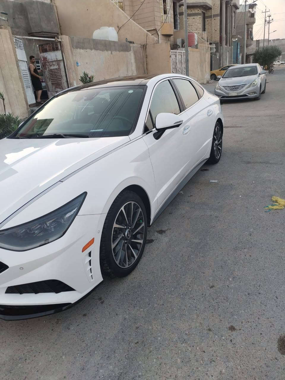 السلام عليكم سوناته البيع كفاله عامه سياره وارد امريكي  موديل 2023طابه نسبه غرك سياره فول واحد على واحد رقمه بصره معوقين محرك 1600 تيربو سعر 175 رقم التلفون ***********
