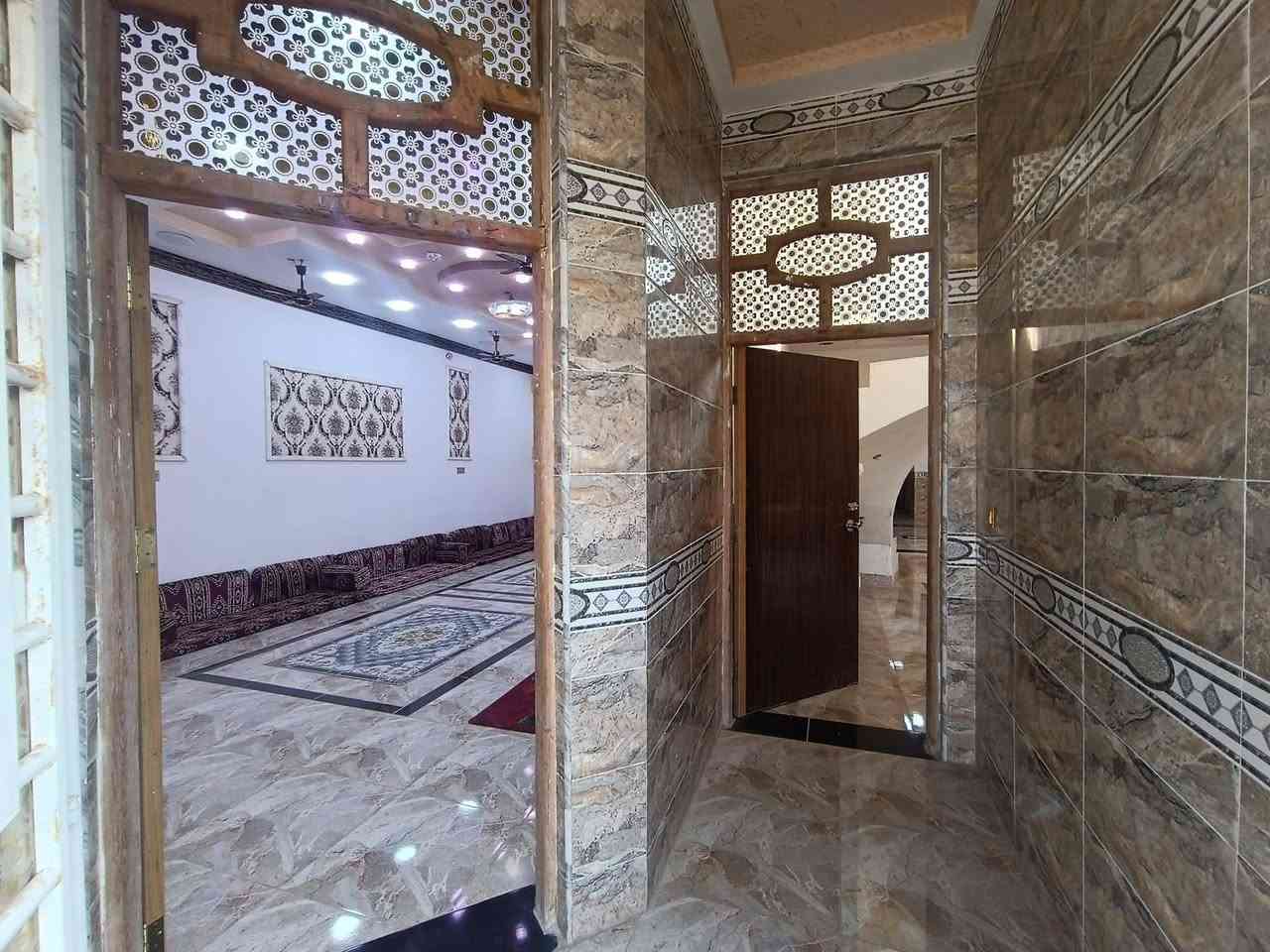 سلام عليكم دار للبيع 600متر كوت حي الحكيم نزلت علاء غريب قرب باب الحاره  عنوان العقار طابو زراعي 25 مرقم من قبل البلديه الرضيه رفته وسكف كونكريت المجاري رئيسيه يتكون البناء استقبال ➕مطبخ ➕صالتين ➕3غرف نوم و صحيات داخليه وخارجيه وحديقه 100متره للستفسار عل رقم ***********
