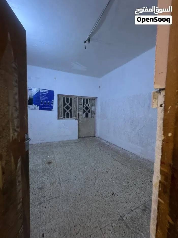سلام عليكم يتوفر بيت في منطقة القبله حي المهندسين لايجار ٥٥٠
غرفتين وصاله ومطبخ ووصحيات وكراج مساحه البيت١٥٠ 
التواصل ***********
أبو يحيى للاستثمار العقاري
