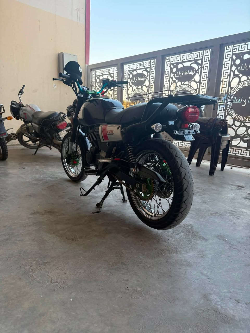 سلام وعليكم لايتي مديل 22دراجه أوراق اصولي جديد وحلوه ونضيفه 👌🏻
محرك 200عليه كزوز رياضي اصلي وسعره 100عليه ستيرن رياضي زنجيل رياضي دراجه مرتب مكان كربلاء شبانات السعر مليوني 2  وبيه مجال لطيبين /.   *********** خابرني وبيك خير وتدلل ملاحضه بس الهندر بي لحيم قليل ومامثر لين دراجه سلف ويعني يشتغل ذا دك هندر  وتنكي بي خسفه شويه
