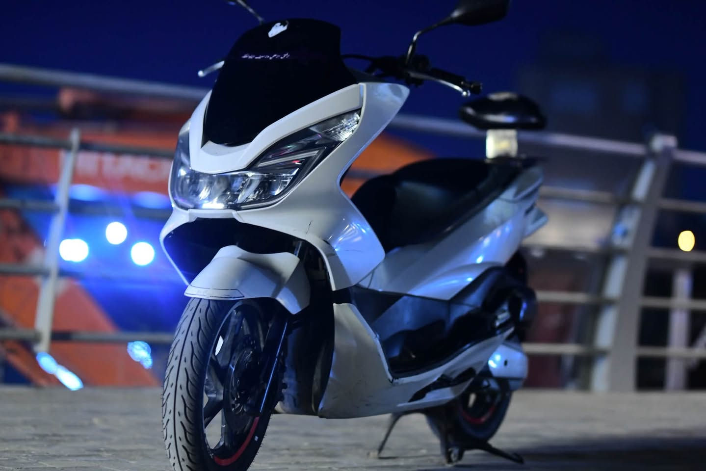 السلام عليكم Pcx
للبيع الدراجة. نضيفه فول مواصفات مكفوله ***********

نص مكتوب في الصور:
- نستعيد القرار ونبني الدار