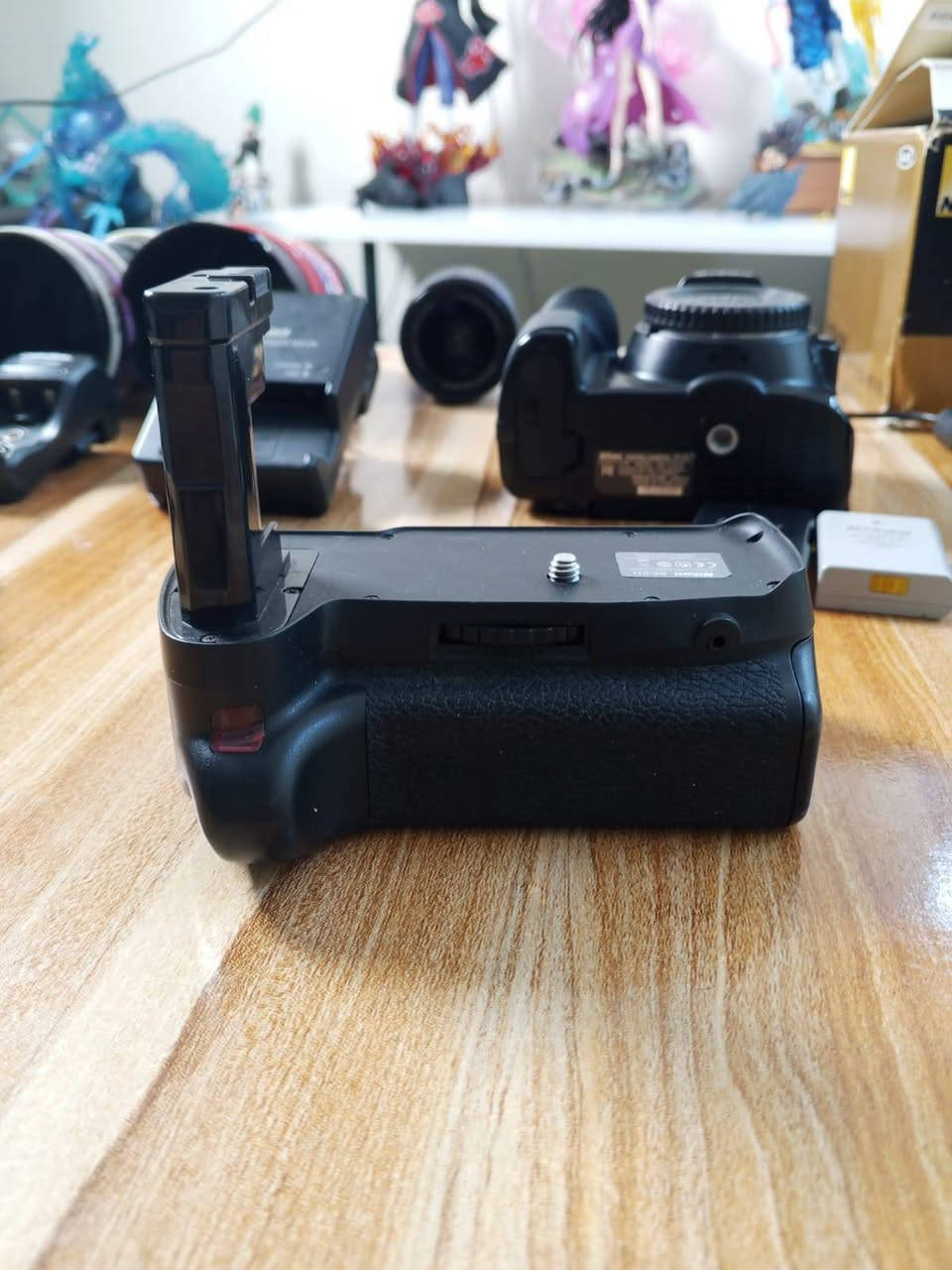 📸 للبيع Nikon D5300 — كاملة ويا ملحقاتها
كاميرا Nikon D5300 بحالة جيدة، وياها مجموعة ملحقات مناسبة للتصوير، وكلشي مبين بالصور.

🔹 مواصفات الكاميرا:

- دقة 24.2 ميگاپكسل
- حساس DX / APS-C CMOS
- معالج EXPEED 4
- ISO من 100 إلى 12,800 وقابل للتوسعة إلى 25,600
- فوكس تلقائي 39 نقطة
- تصوير متتابع لحد 5 صور بالثانية
- تصوير فيديو Full HD 1080p
- شاشة LCD متحركة قياس 3.2 إنچ
- Wi-Fi مدمج
- GPS مدمج
- تدعم كروت SD / SDHC / SDXC
- تركيب عدسات Nikon F

🔭 العدسة:
Nikon AF-P DX NIKKOR 18-55mm f/3.5-5.6G VR

- زوم 18–55mm
- تثبيت صورة VR
- فوكس سريع AF-P
- فتحة f/3.5–5.6
- مناسبة للتصوير اليومي، الأشخاص، السفر والمناظر الطبيعية

📦 المحتويات:

- جسم Nikon D5300
- عدسة Nikon 18-55mm VR
- بطارية Nikon
- شاحن Nikon MH-24
- Battery Grip
- فلاش خارجي
- كيبل USB
- كيبل AV
- CD Nikon ViewNX 2
- كتيبات وملحقات
- جنطة كاميرا
- عدة تنظيف للكاميرا والعدسة
- علبة العدسة/الكاميرا الموجودة بالصورة

📌 ملاحظة: الفلاش وبعض الملحقات الإضافية موجودة ويا الكاميرا، والموديل الدقيق للفلاش غير واضح بالصورة
و يوجد لدينا توصيل 🚚 لجميع محافضات العراق مراسله خاص او رقم الهاتف ***********

