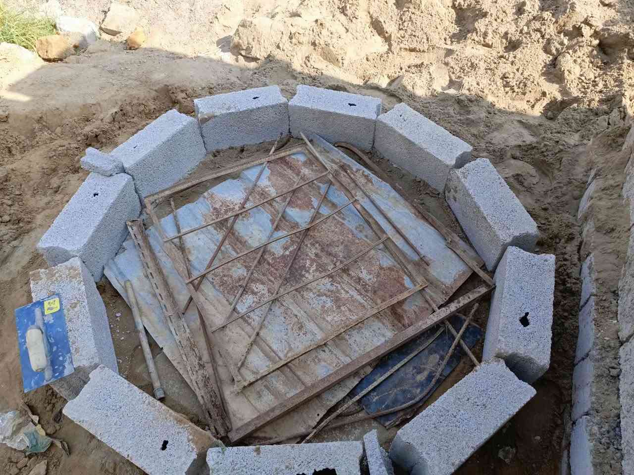يوجد لدينا كادر حفر منهولات دائرية العرض متر ونص  العمق حسب ماتريد حفر وبناء وصب  تصال ***********
