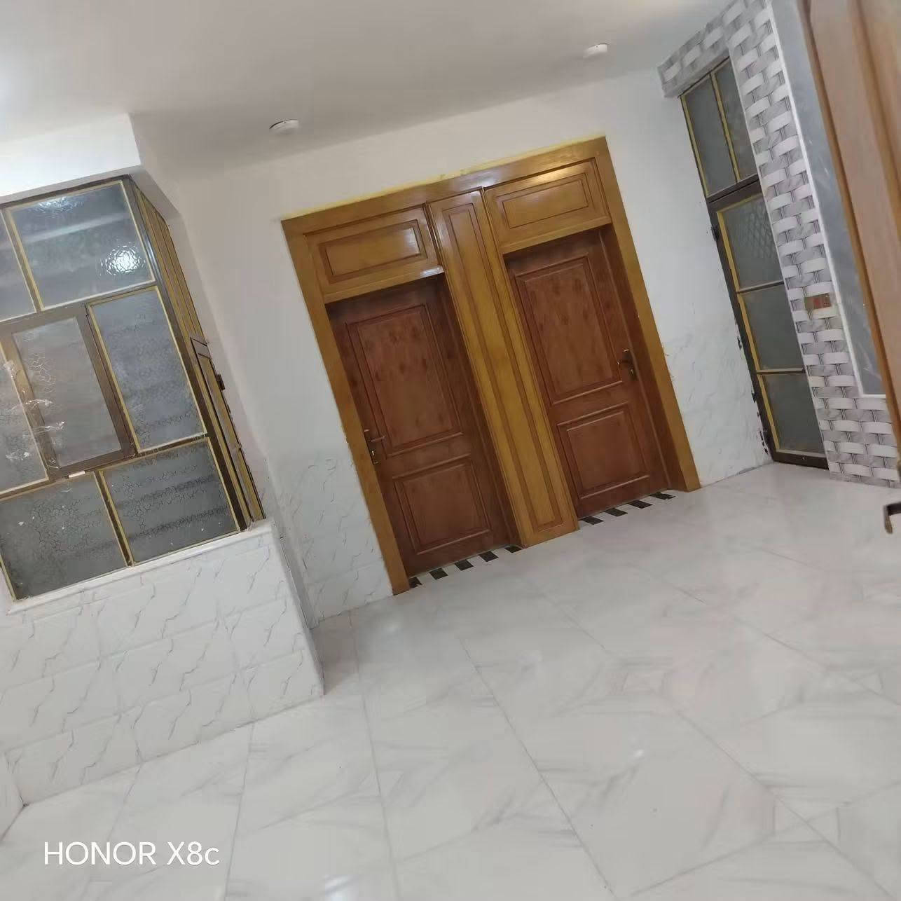 بيت 170 متر على شارع 20 متر 😳
***********;;;;;;;;;;;;;;;***********

بيت مقابيل ملحق القريه ماء وكهرباء واتبليط الحد باب بيت طابو زرعي سند 25 بناء طابوك جمهوري صب كونكريت سيراميك بورسلين ثقيل 

الاستفسار خاص او واتساب على الرقم التالي

***********;;;;;;;;;;;;***********

نص مكتوب في الصور:
- HONOR X8c