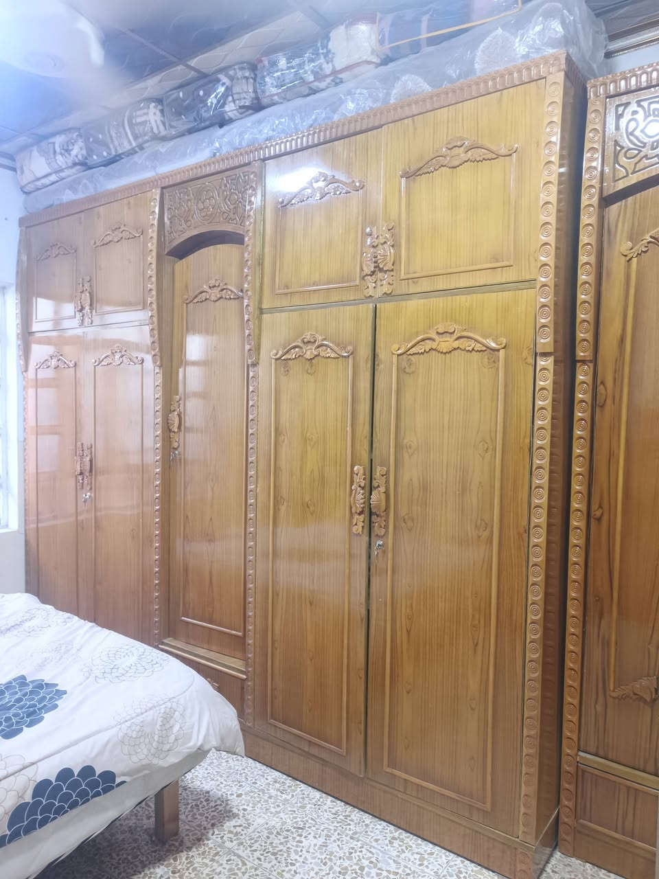 سلام عليكم عندي هاي غرفة للبيع مستخدمة كم شهر بعدها جديدة ب700قفل  ومعاها شازلونا يم تخت وطبلة دوشمة بدون دوشك  عنوان موصل جانب الايسر***********‬‏
