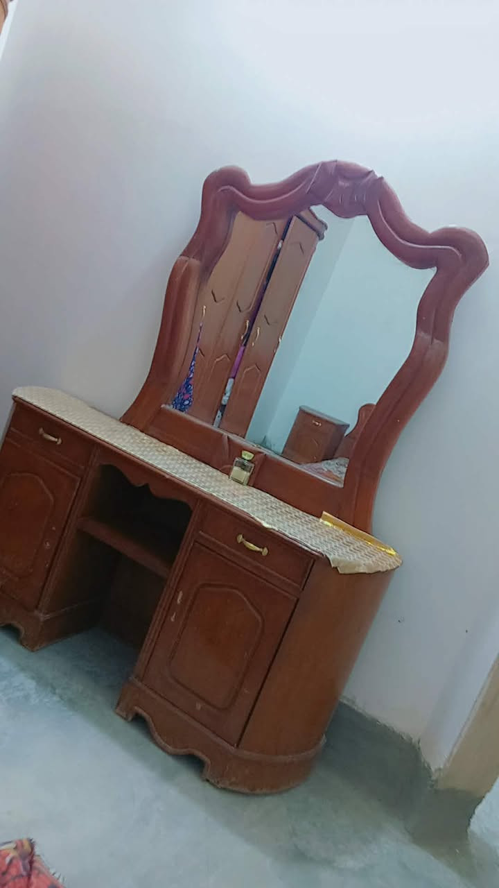 السلام عليكم ورحمة الله وبركاته غرفه خشب حطاطه ثقيل موو سوكيه للبيع ألسعر 300 بي مجال للشراي الأتصال *********** بي واتساب
