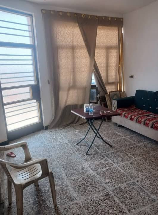 السلام عليكم... بمكان متكعد إيجاره وتدفع كل شهر اخلص  واشتري بيت بمقدمه ٢٥ وبالشهر ٥٠٠  في منطقة الدوانم بشارع مجمع زياد السكني مساحه البيت ١٦٠ متر سند ٢٥ يحتوي على صاله ومطبخ وحمام وحولي وغرفه نوم وكراج وحديقه أماميه  وحديقه خلفيه وبي مجال تبني فوك غرفتين نوم البيت جاهز للسكن كهرباء وماء وخط مولده يرهم قسط ويرهم نقد بمقدم ٢٥ مليون للاستفسار عل الخاص او الواتساب ***********
