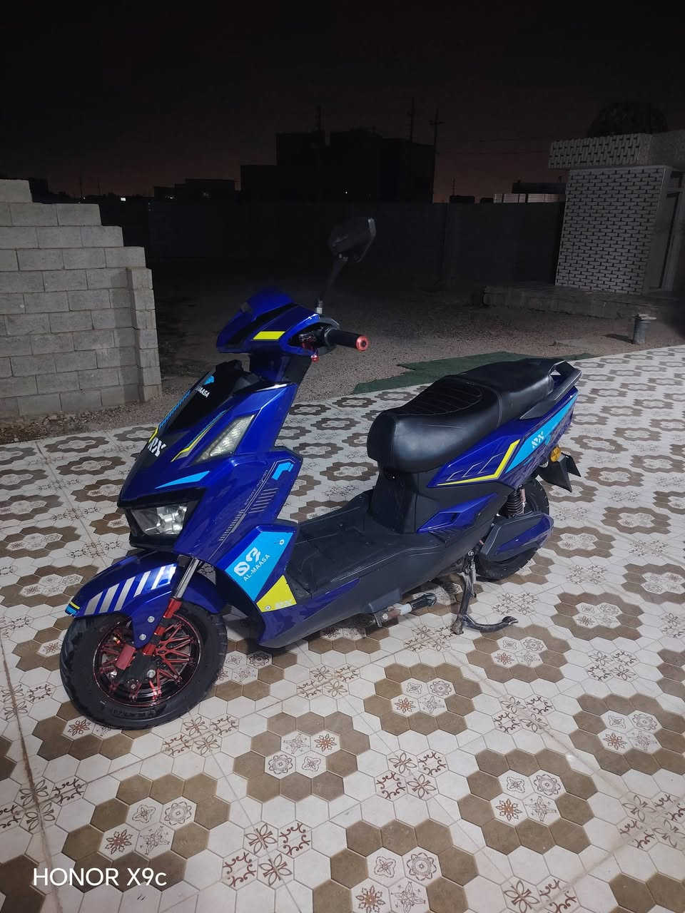 للبيع دراجة شحن ماتروكس 2025 6 بطاريات ملف 2000W كلشي شغال عل فحص بطاريات بلاديه مامبدله السعر 600وبي مجال مكاني الرمادي ***********
