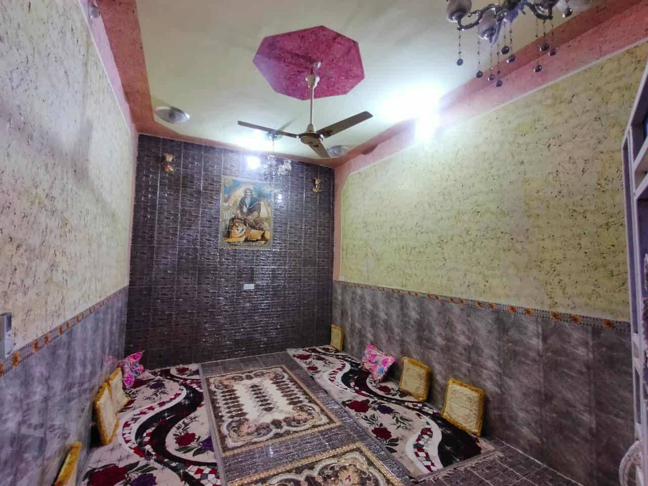 دار البيع  بحي الصادق ركن طابقين
مساحه البيت 175
الطابق الأول غرفتين وصاله واستقبال   ومطبخ حار وبارد وصحيات وكراج سياره 
الطابق ثاني 
اربع غرف وصاله مطبخ حار وبارد وصحيات 
الفوك مشتمل ودرج دخلي وخارجي ستفسار السعر بل رقم ***********
