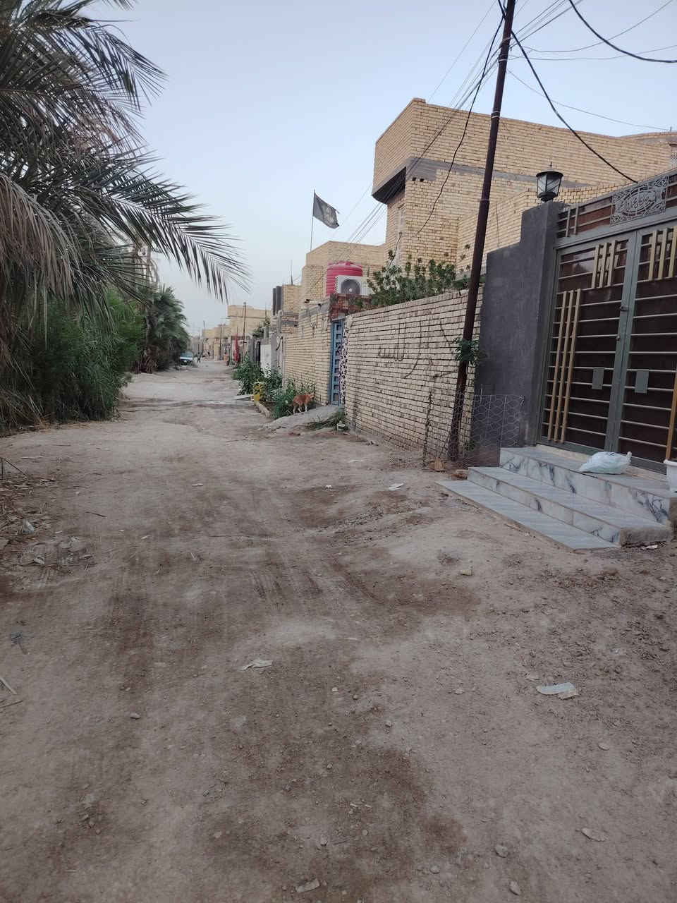 بيت زراعي المساحه ١٩٠ متر طابوق صب كونكريت قريب ع الشارع السايدين ناحيه أور السديناويه خلف مكتب الرفل للستفسار أكثر ***********
