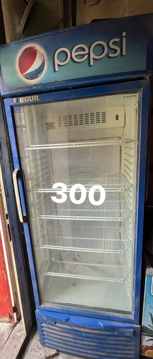 بغداد العلاوي 
***********

نص مكتوب في الصور:
- 250
- 300