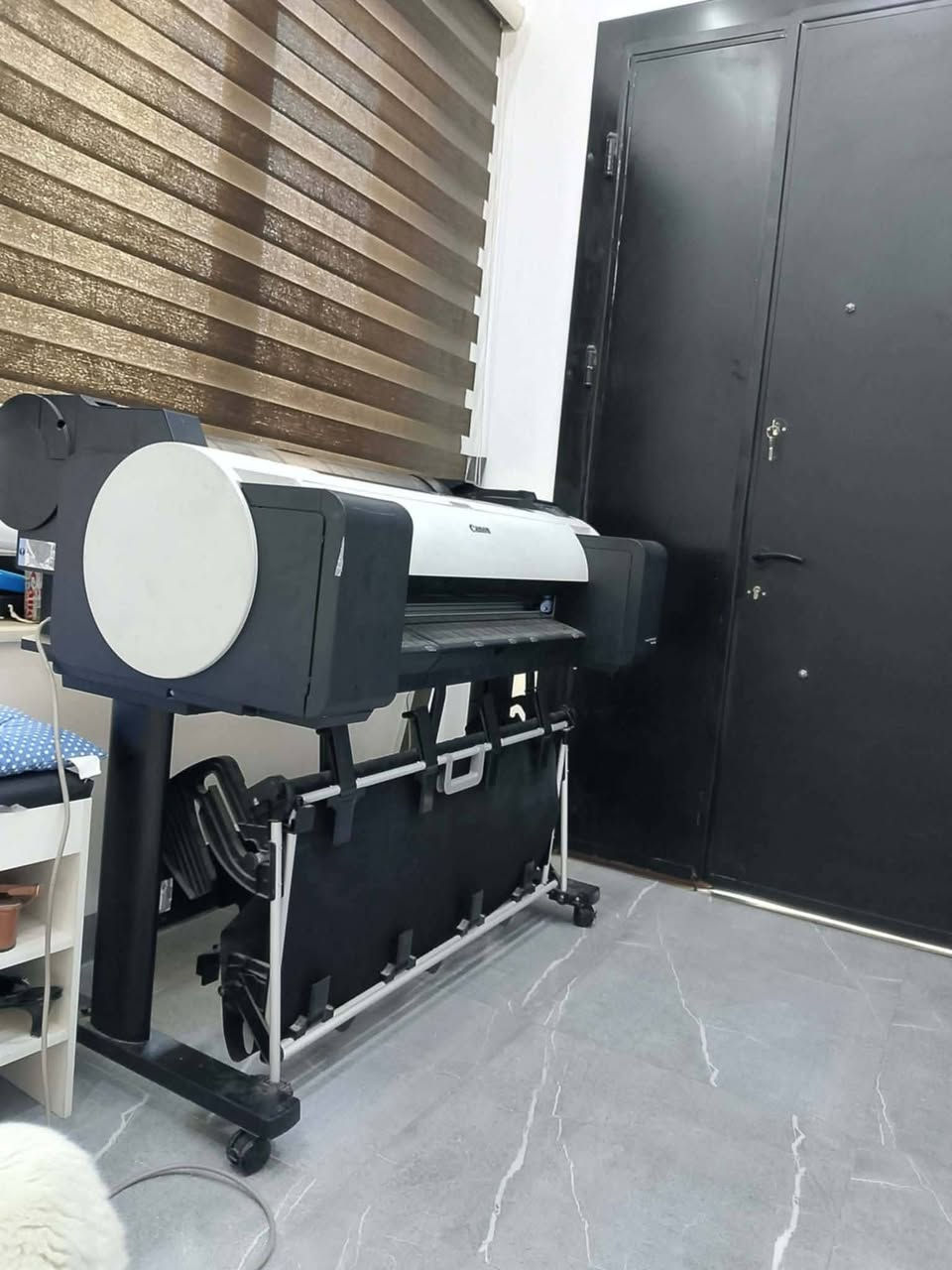 للبيع طابعة Canon imagePROGRAF TM-300 مستعملة بحالة ممتازة
الطابعة تعمل بكفاءة عالية وبدون مشاكل.
مناسبة لطباعة البوسترات، المخططات الهندسية، الخرائط، الصور، والإعلانات.
تدعم الطباعة حتى عرض 36 إنش (A0 تقريبًا) بدقة عالية. �
كانون +١
استخدام شخصي ومحافظ عليها.
سبب البيع: عدم الحاجة إليها.
تحتاج خراطيش فقط (احبار)
السعر: (10$) قابل للتفاوض بالمعقول.
الموقع: الموصل.
للاستفسار: (***********).
