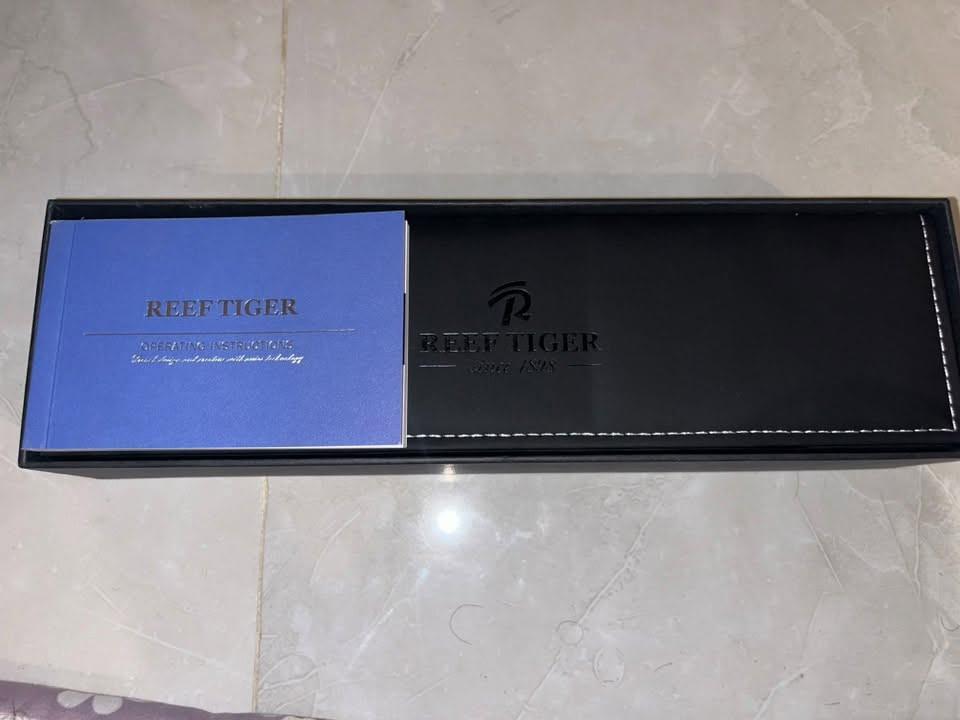 سلام عليكم ،،،،،،،،،،،،،، للبيع 

ساعه اصليه ماركه REEF TIGER" 
سير الساعه جلد اصلي لون اسود
سعر الساعه:150دولار
مكاني بغداد السيديه
رقم واتساب:***********
