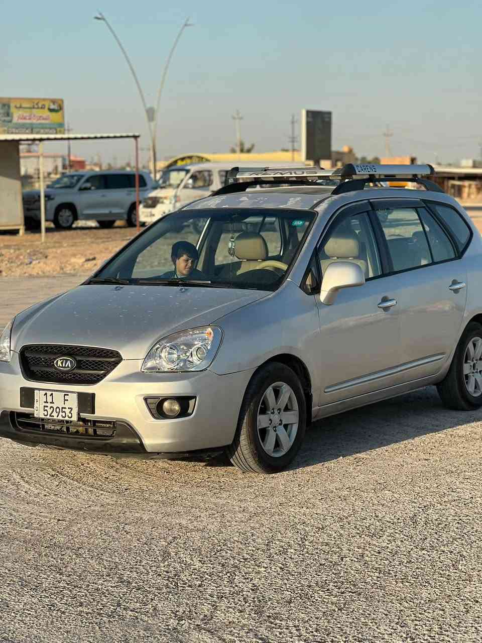 كيا كارنز 2009 سبع راكب باسمي رقم الدولي الجديد هزه جديده 
السياره تخم تاير وصدر جديد كير ومكينه جديد داخلها جديد تبريد ثلج بدون لاضربه ولا كص فقط بيها صبغ بل بنيد اثر جراد 
السعر 105 مكاني ديالى الخالص للاستفسار ***********
