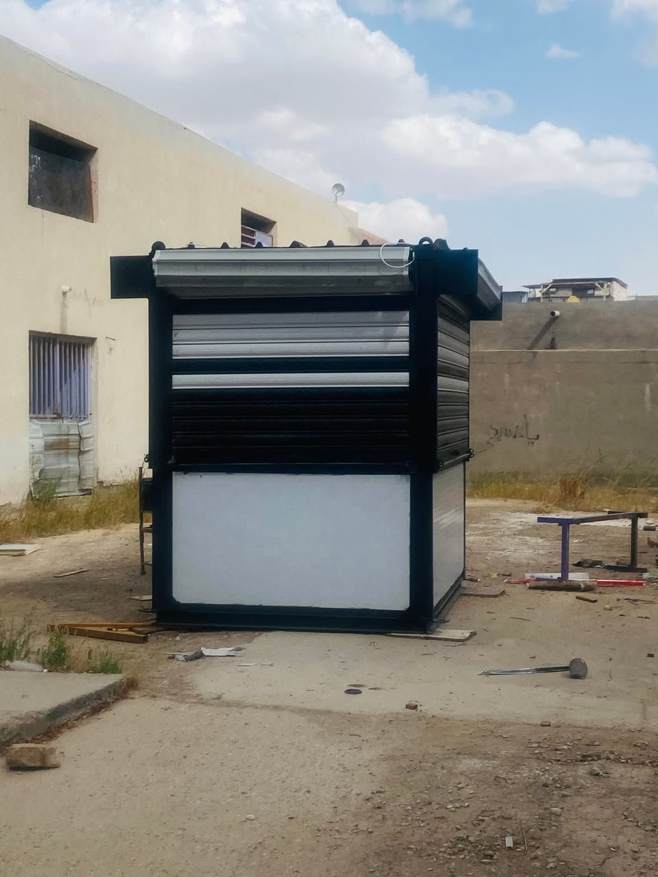 كشك للبيع طول مترين ونص عرض 2 تفاصل جديد قبل شهرين فصلتة حديد قوي جنل ابو 4 كبنكات جاج داخلي ١٠ملم كهربايات كامله بس تربط حار وبارد 
تفاصيل اكثر اتصل واتساب***********
