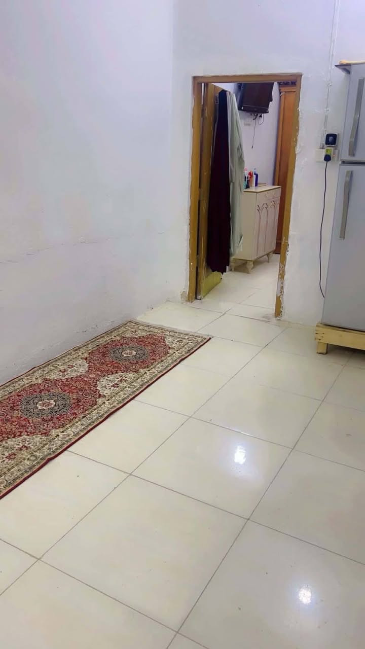 السلام عليكم بيت للايجارالحولي شارع حسن شحاته  56متر غرفه  وصاله ومطبخ وصحيات وسطح 200الشهر يشمل مي وكهرباء للاستفسار *********** صاحب البيت مو دلال
