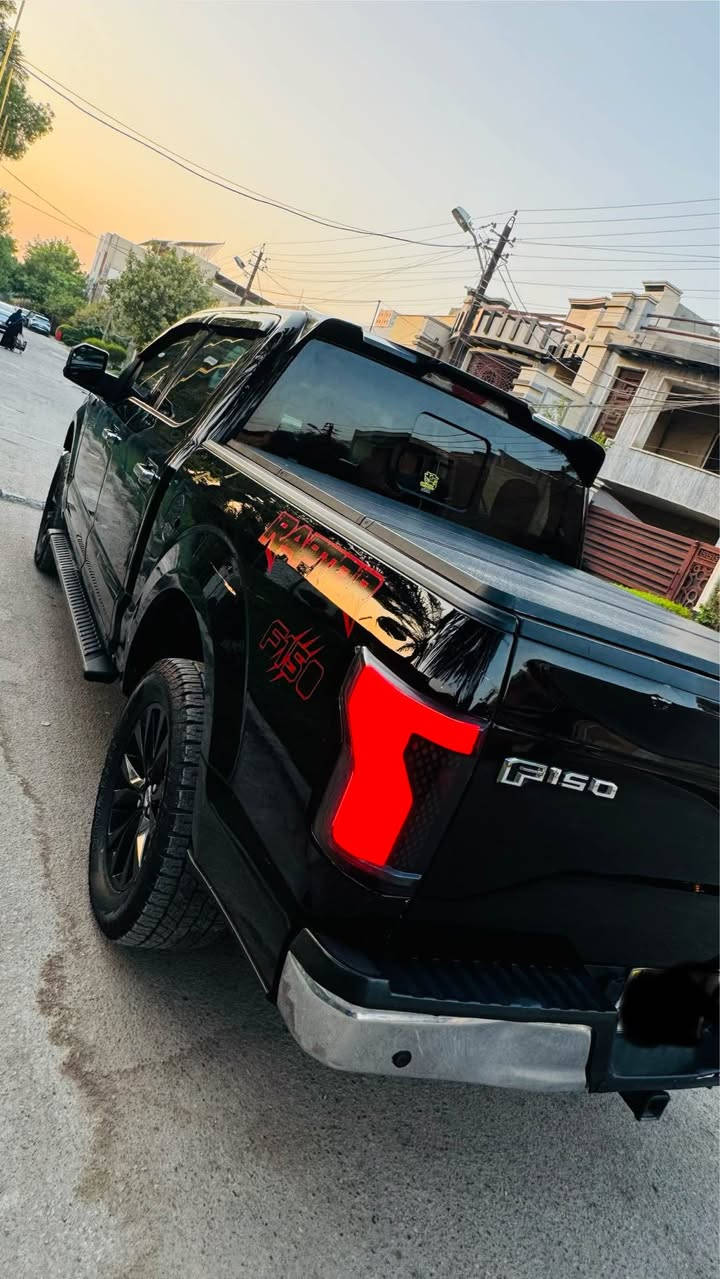 بسم الله الرحمن الرحيم
FORD F150 XLT 2016
الوحش للبيع حادثها باب خلفي يمين وجاملغ خلفي صبغ 3 قطع باب وجاملغ وباب البدي ايرباك برده فقط ماشيه 156 الف كيلو حقيقي محرك V8.  5000 جبار وعلى وضع الشركة شرط ما مفتوح برغي بي كير تعليك المرغوب ارغب فئه بالتراكات السياره عليها ادامه كامله يم الشركة صدر جديد كامل مبدل منظومه تبريد من البنيد إلى الدشبول مبدله جديده وشرط كله من الشركة وكل الفواتير موجوده وتكدر تدك رقمها بالشركة تطلعلك كل التفاصيل السياره مرفعه 3انج ترفيع اصولي بدون تحويرات وشرط الطسه ناعمه تخم تاير جديد يوكاهاما اصلي من الاخير حتى ما اطول السياره مخدومه خدمه كامله والعبره بالشوف مو بالكلام تجي تشوف بعينك وتحكم 
الداخل كنتارا وجلد فصال رابتر حضن 
بجم رابتر
دوسات رابتر 
بكلايت رابتر
عليها منظومه غاز إيطاليه 80لتر حكوميه يعني انسى شي اسمه صرف وأنسى الأزمه وأنسى المحسن والسوبر وكل هاي اللغوه
السياره جاهزه من كل التفاصيل مابيها اي نقص
اسف على الاطاله بس التفاصيل هواي وحاولت اختصرها
السعر 200 ورقه 
مكان السياره بغداد
***********
اخوان لتقارنها باي وحده ثانيه لان السياره مصروف عليها وهي احلى من الصور تشوف وتحكم بغداد, العراق

