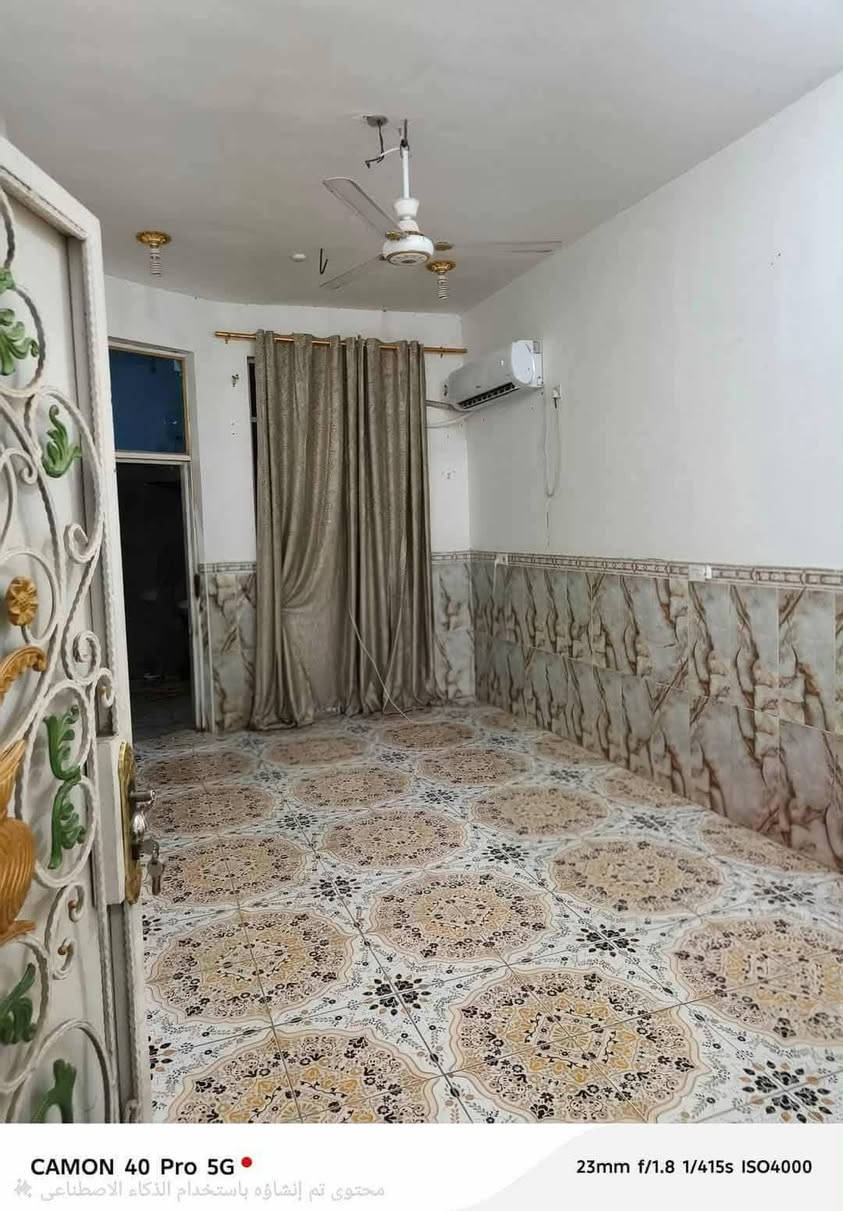 بيت بلحكم للبيع، ١٢٥ مترًا، غرفتا نوم، مطبخ، براني، وصالة، صحيات داخلية وخارجية، وطارمة، مع الطابق الثاني صالة كبيرة ومغاسل. البيت خلف الجان الطبية أو مركز الشرطة، حي الجمهوري.
هاتف ***********
