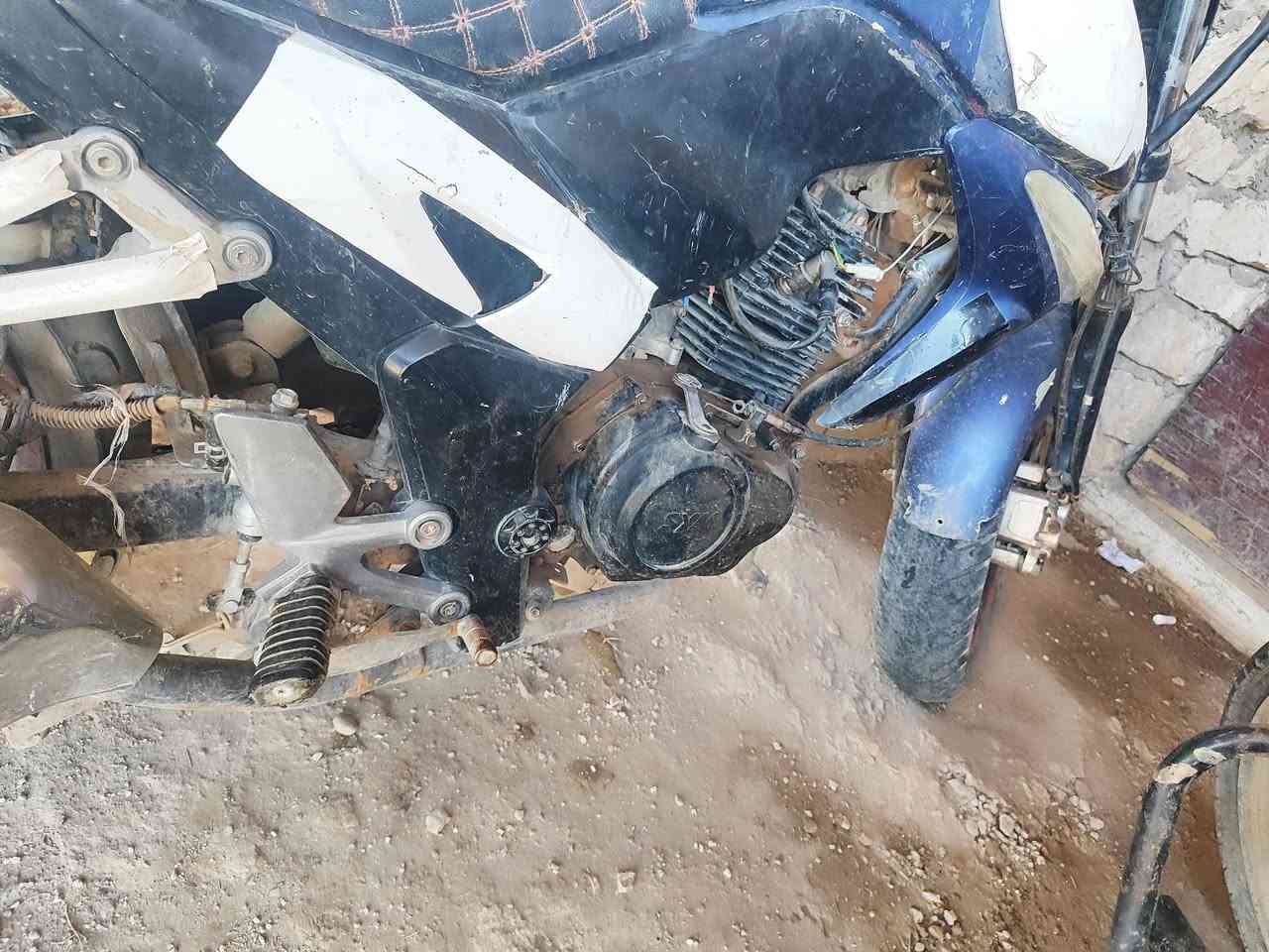 سلام عليكم يوجد سايم بطح موديل ١٧ بدون اوراق فقط عوزه جوزه وبريك لوره فقط تصليح  للبيع رقم الهاتف ***********
