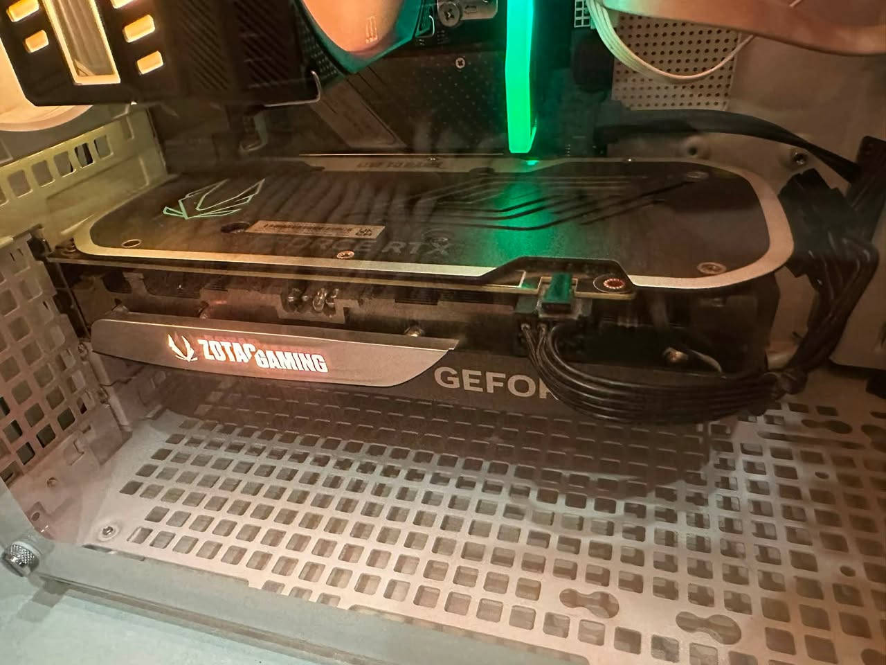 السلام عليكم
Gpu zotac 4070

Hard m.2 512

Hard ssd lexar 512 

Case jonsbo z20

Motherboard b650i 

Cpu ryzen 7600 

شاشة شاومي 2k ips 0.5ms 

كل القطع جديدة بنظافة 100٪ استعمال جدا بسيط

التجميعة ناقصهة فقط رام 

السعر مليون و 550

مكاني بغداد حي الجامعة

***********
