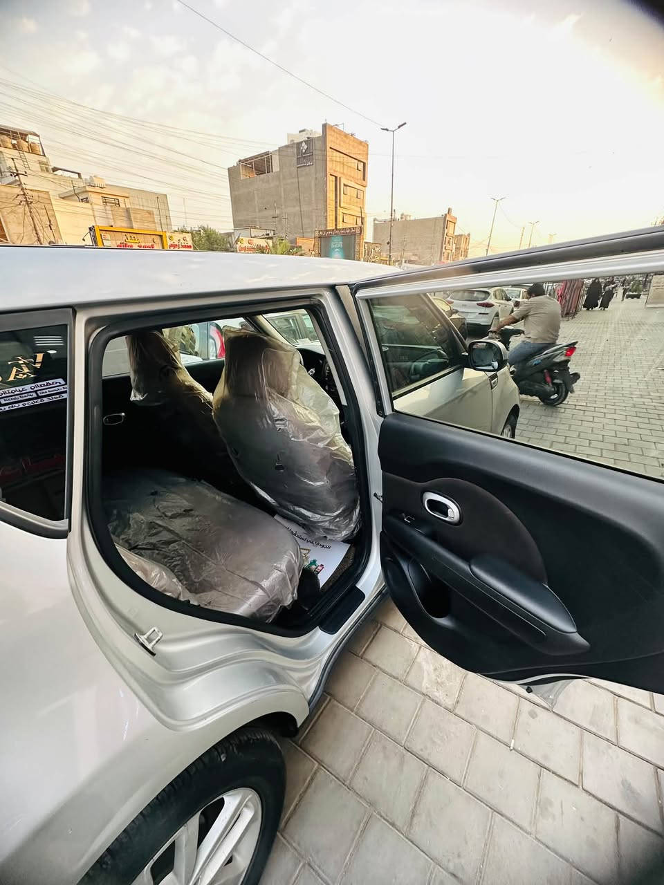 السلام عليكم
كيا سول 2019 وارد أمريكي 
ماشية 54,000 ميل 
رقم قادسية 
تحويل مباشر ثاني يوم 
ضررها: 
جاملغ امامي الأيمن والأيسر فقط 
بدون لغد ولا شاصي (سليم) 
السيارة نظيفه كلش ومابيها اي نقص (كاملة) 
داخلها جديد 
تايرات جديدة ( تخم جديد ) 
سستم صوت حلو (دمام خلفي ) 
تبريد ثلج
مكان السيارة بغداد البنوك  
السعر : 130 ورقة وبيها مجال 
الرقم : *********** 
غير موجود على الماسنجر
