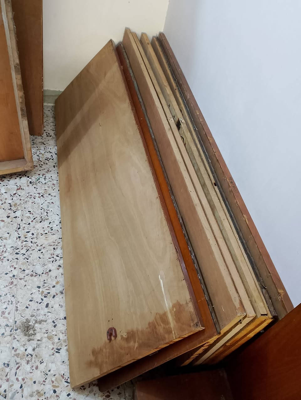 السلام عليكم للبيع كنتور اربع بيبان مفصخ وياه ميز مرايه وبوفيه وزاويه سعرهن كلهن 300وبيهن مجال كربلاء الحسينيه ***********
